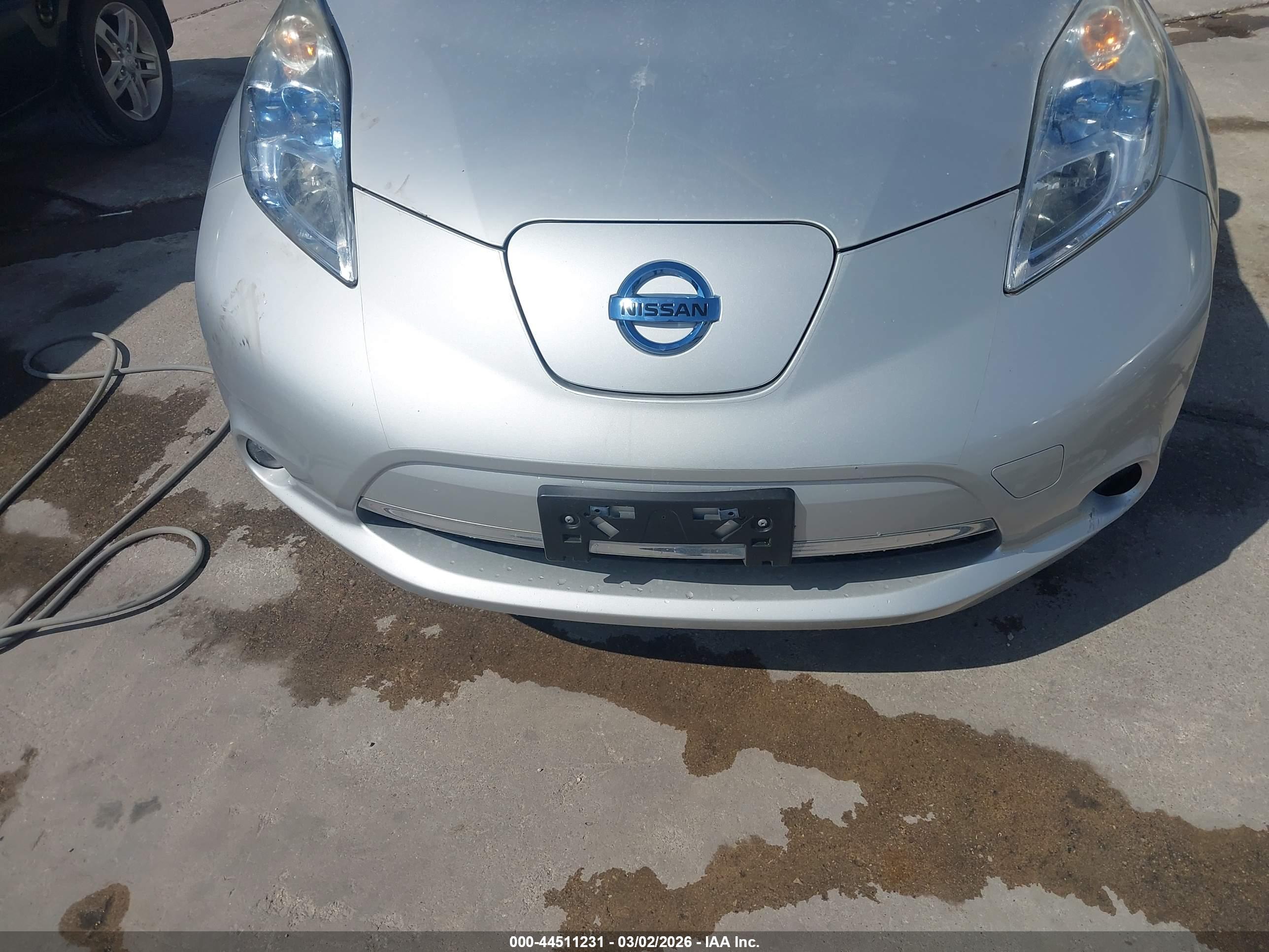 NISSAN LEAF image 6