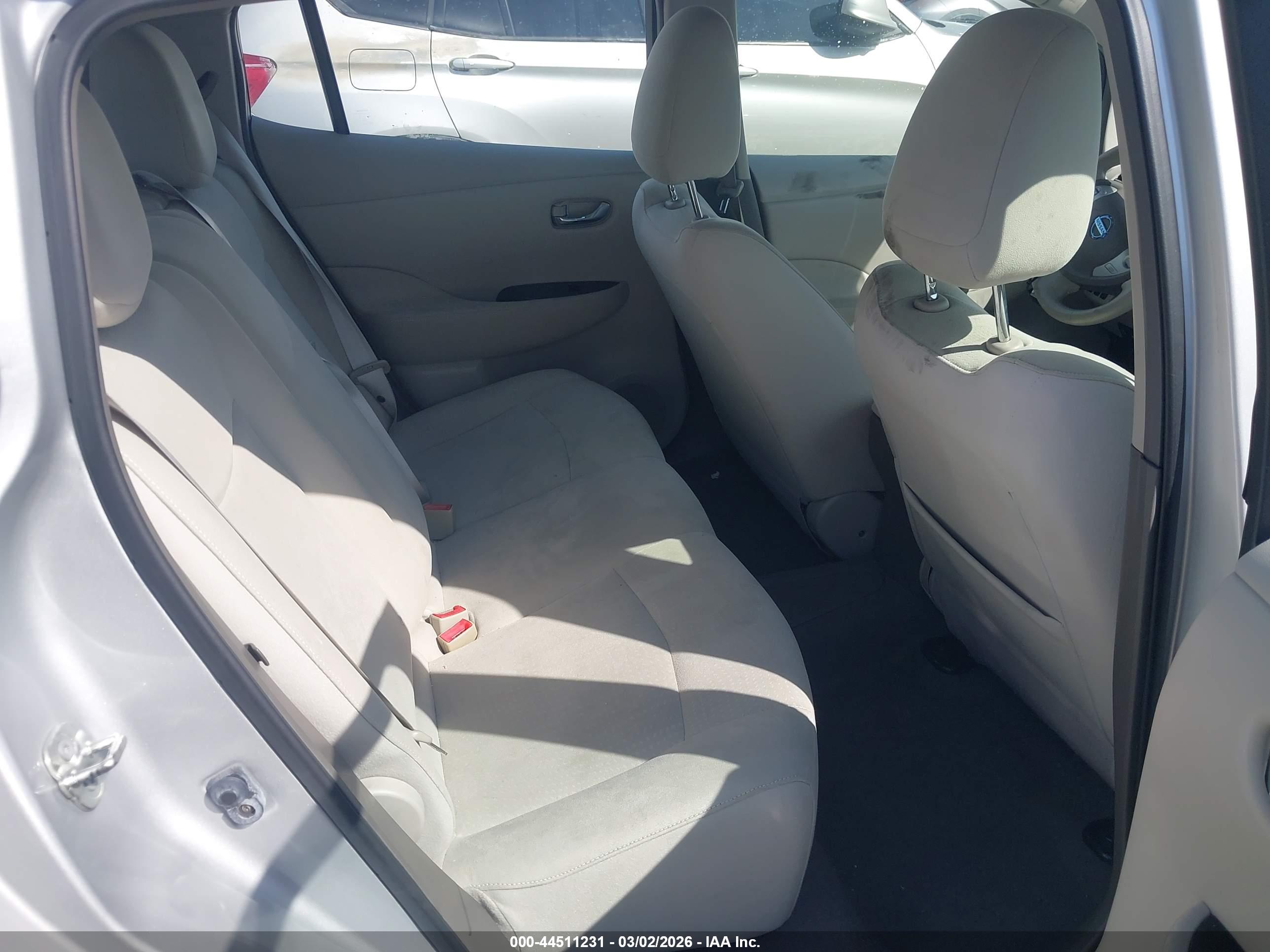 NISSAN LEAF image 8