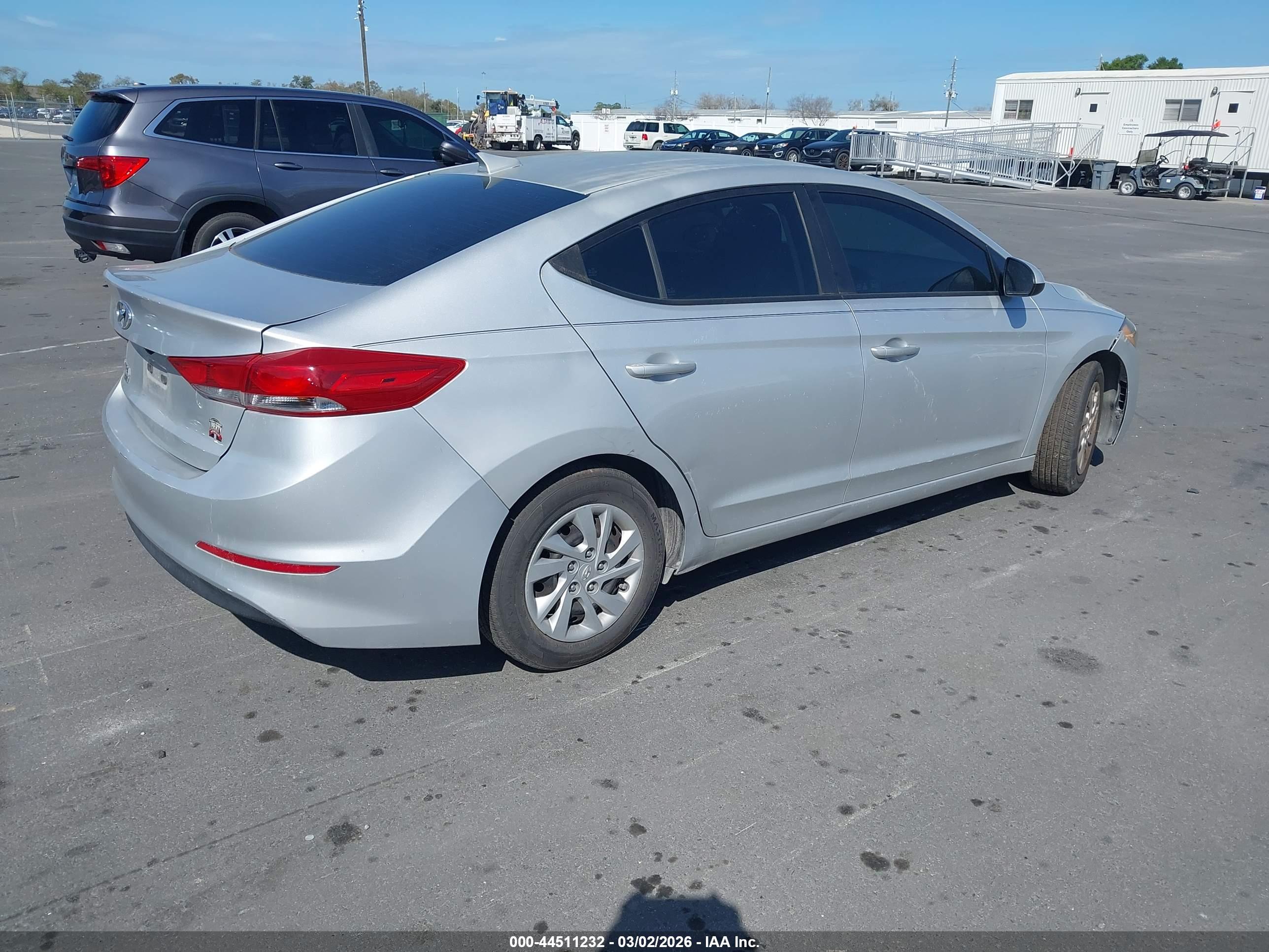 HYUNDAI ELANTRA image 4