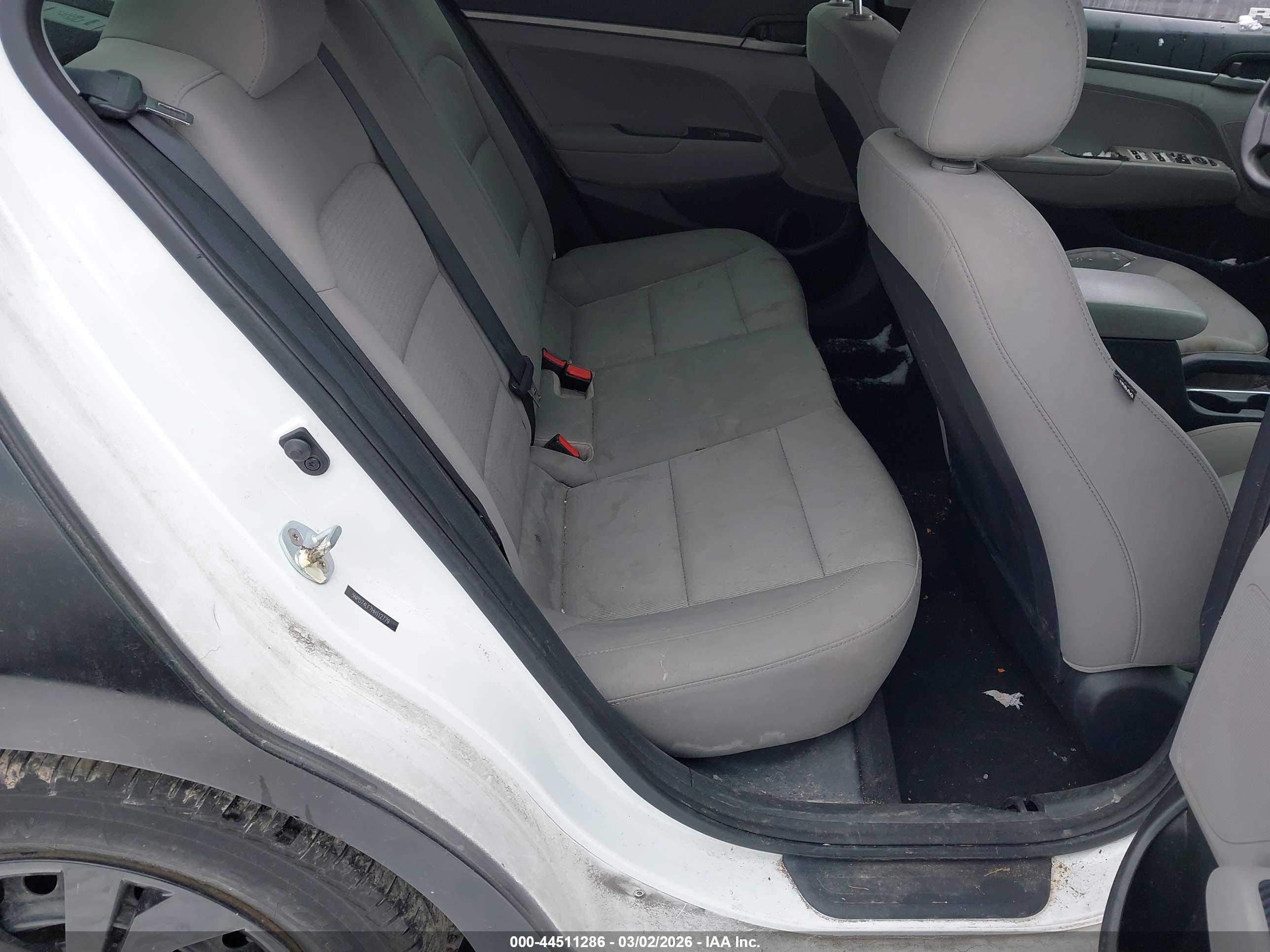 HYUNDAI ELANTRA image 8