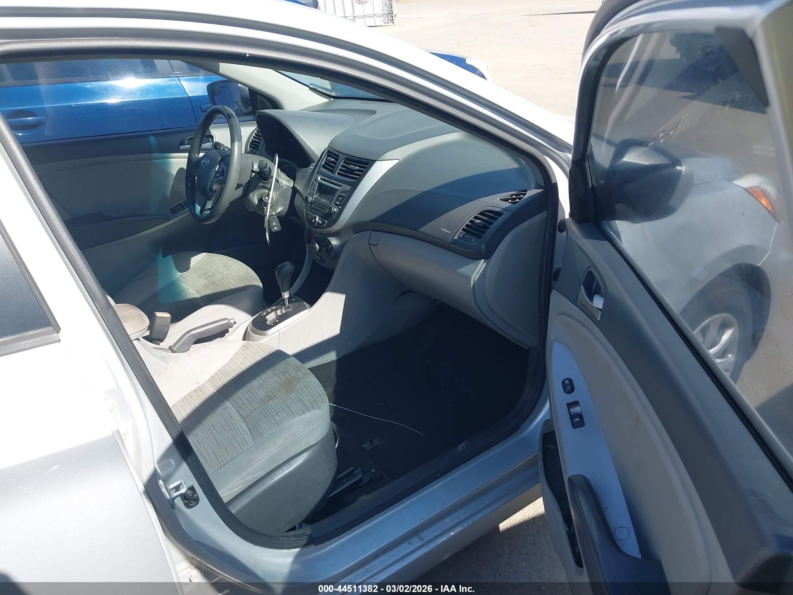 HYUNDAI ACCENT image 5