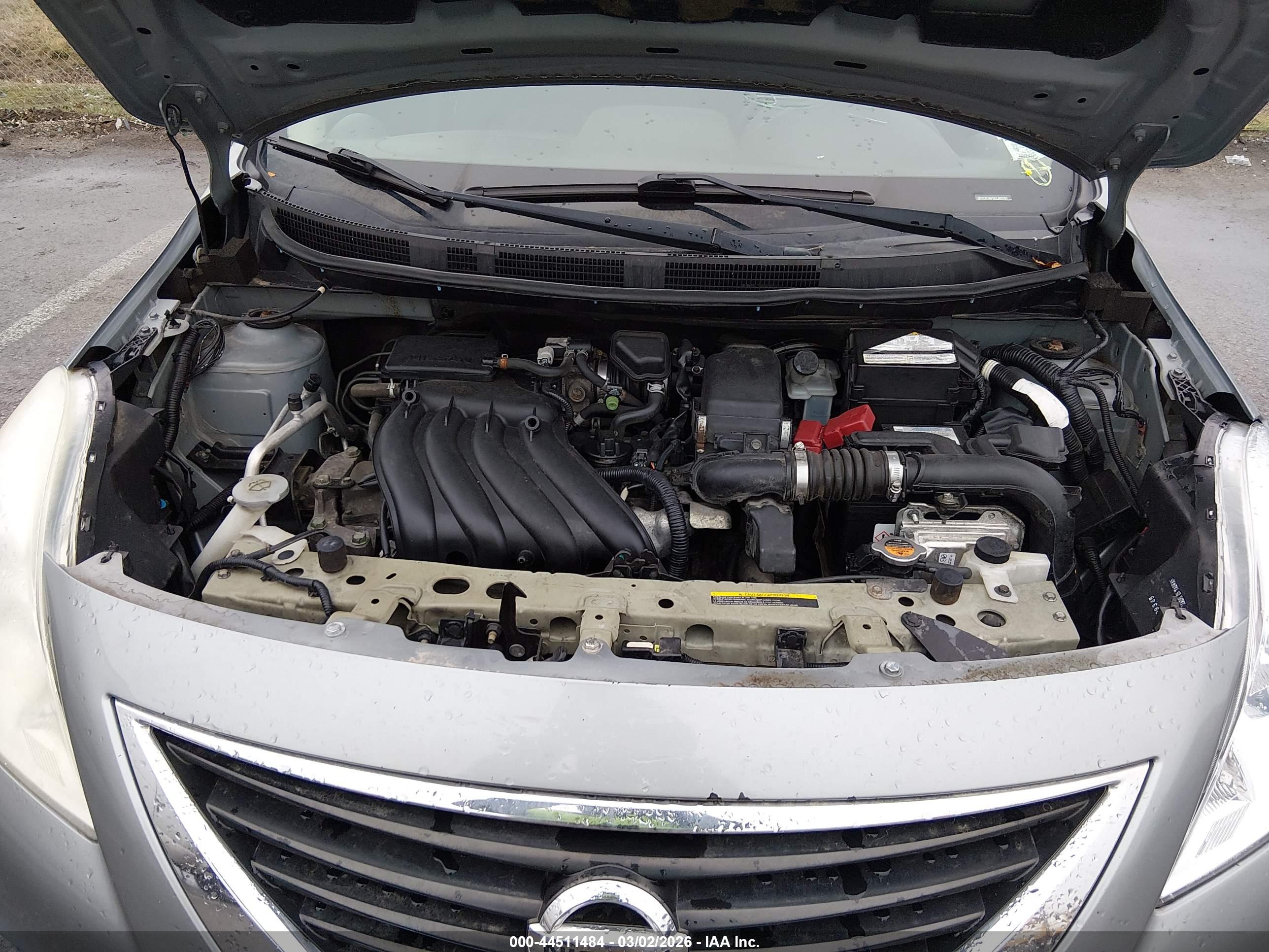 NISSAN VERSA image 10