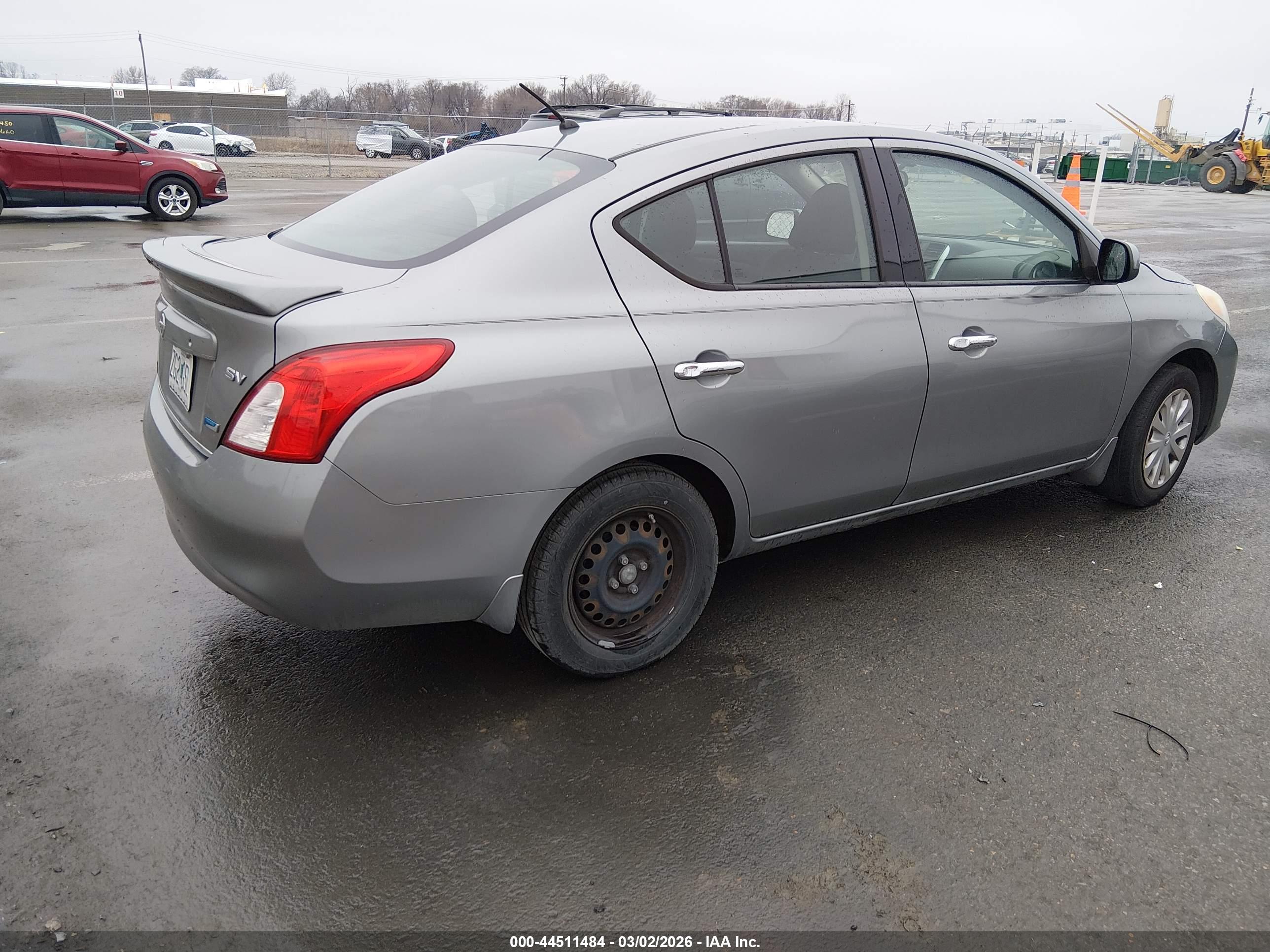 NISSAN VERSA image 4