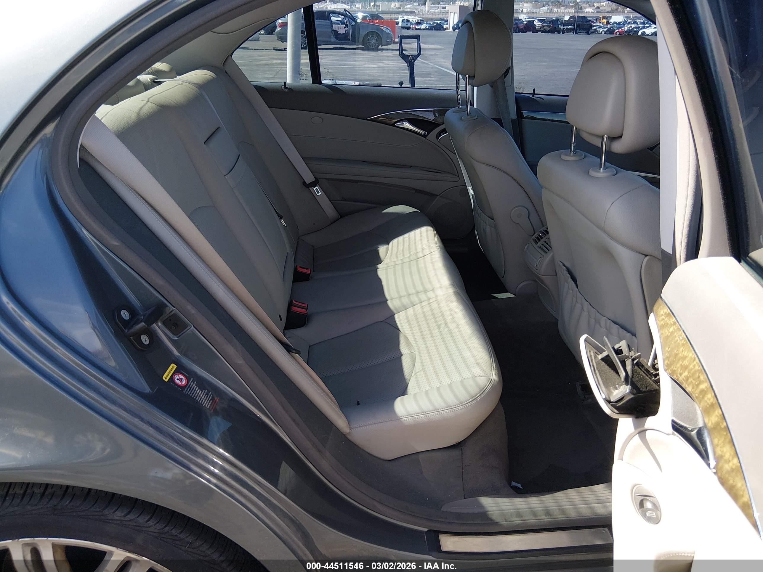 MERCEDES-BENZ E image 8