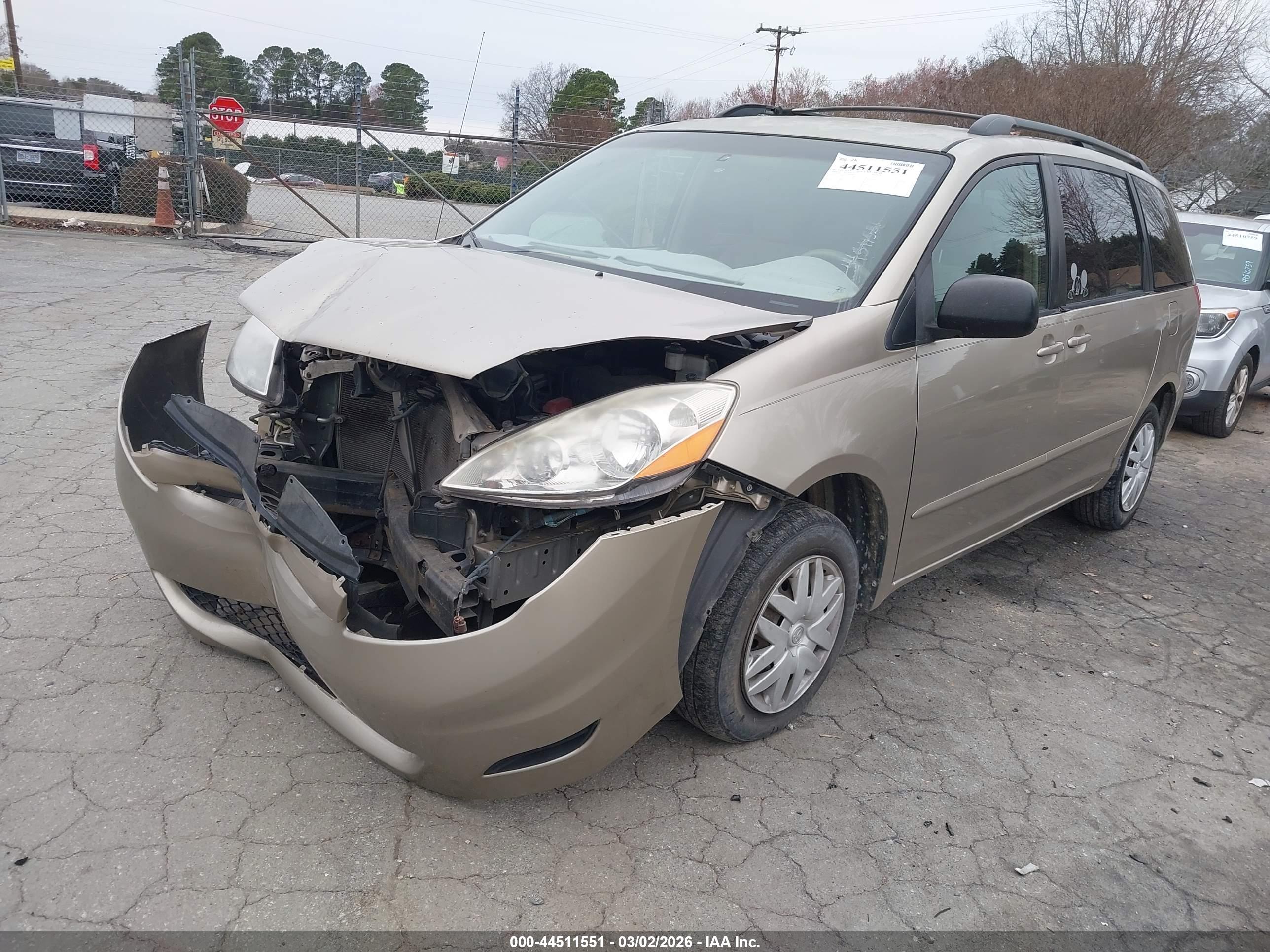 TOYOTA SIENNA image 2
