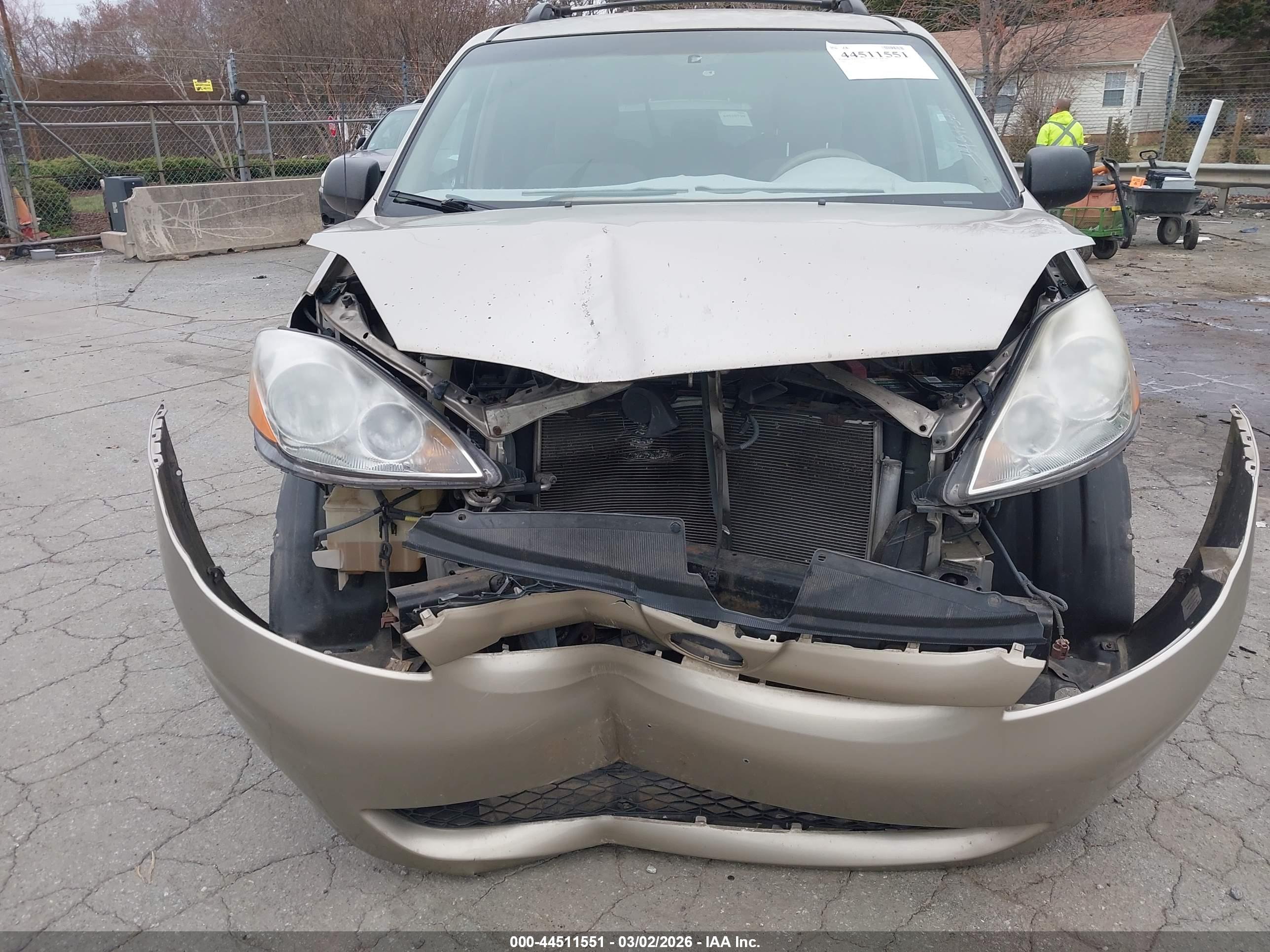 TOYOTA SIENNA image 6
