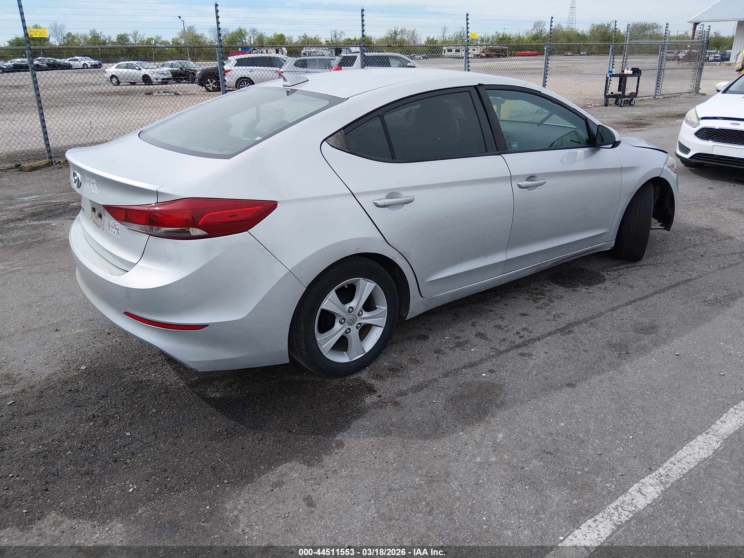 HYUNDAI ELANTRA image 4