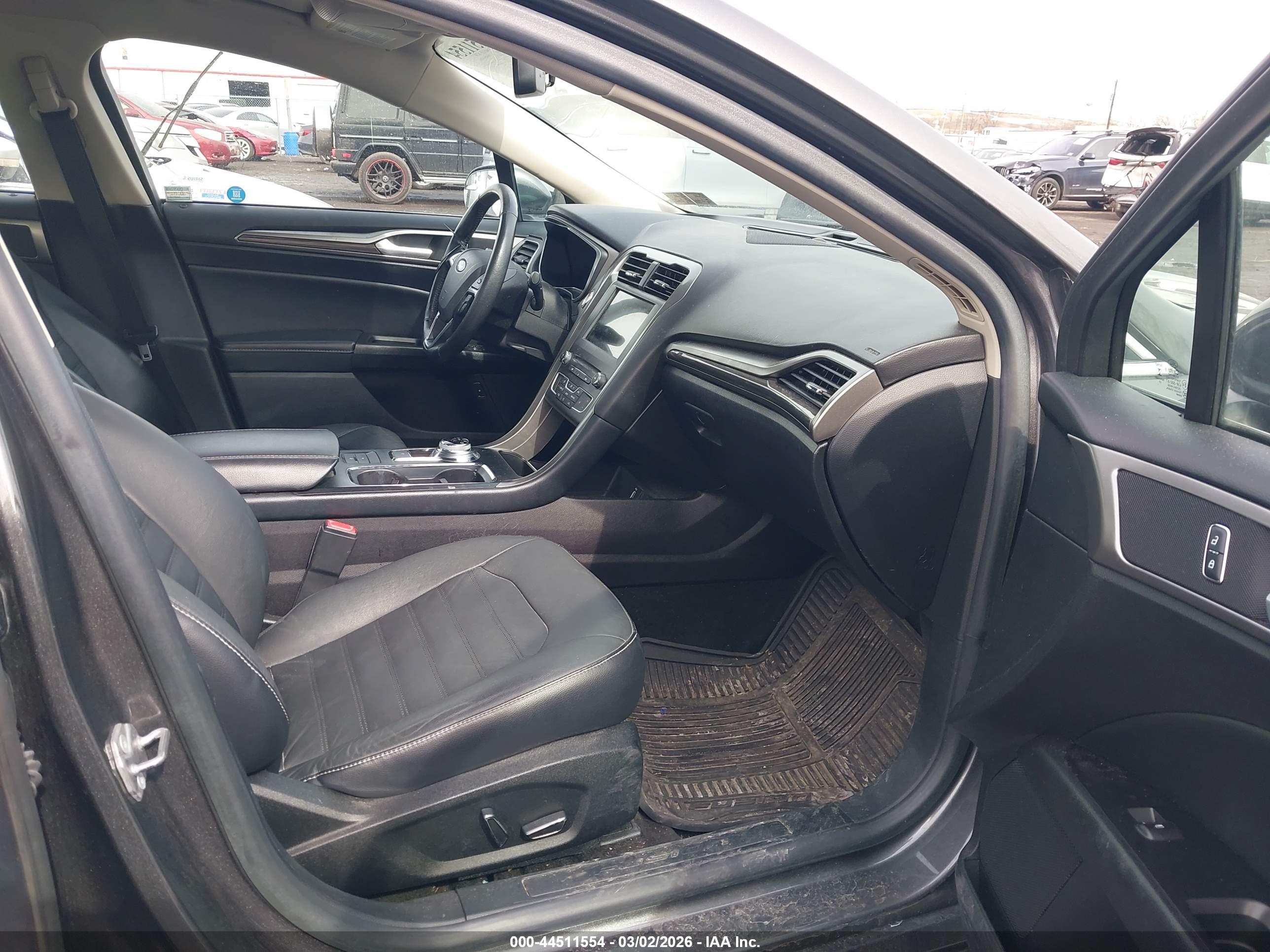 FORD FUSION image 5