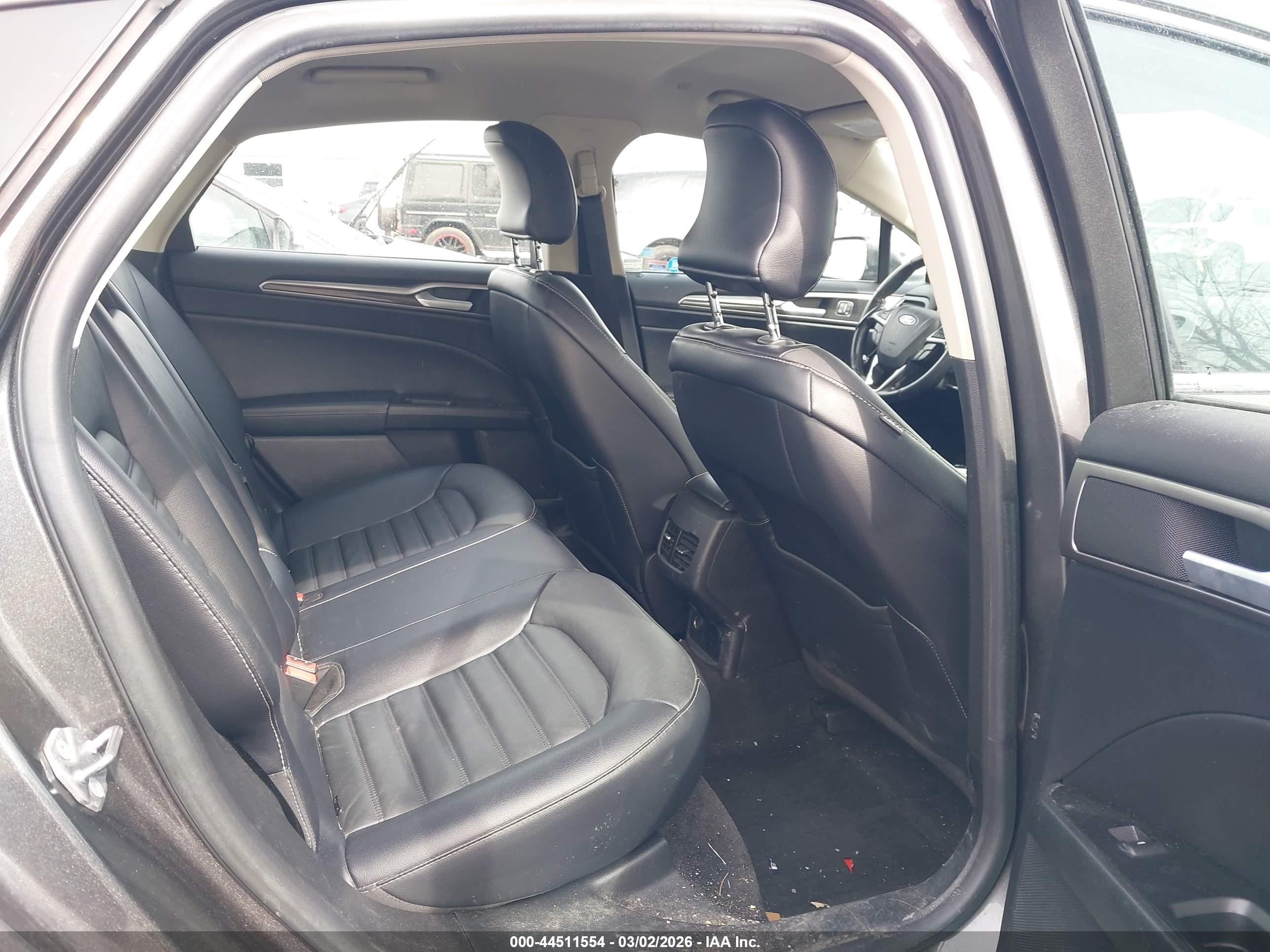 FORD FUSION image 8