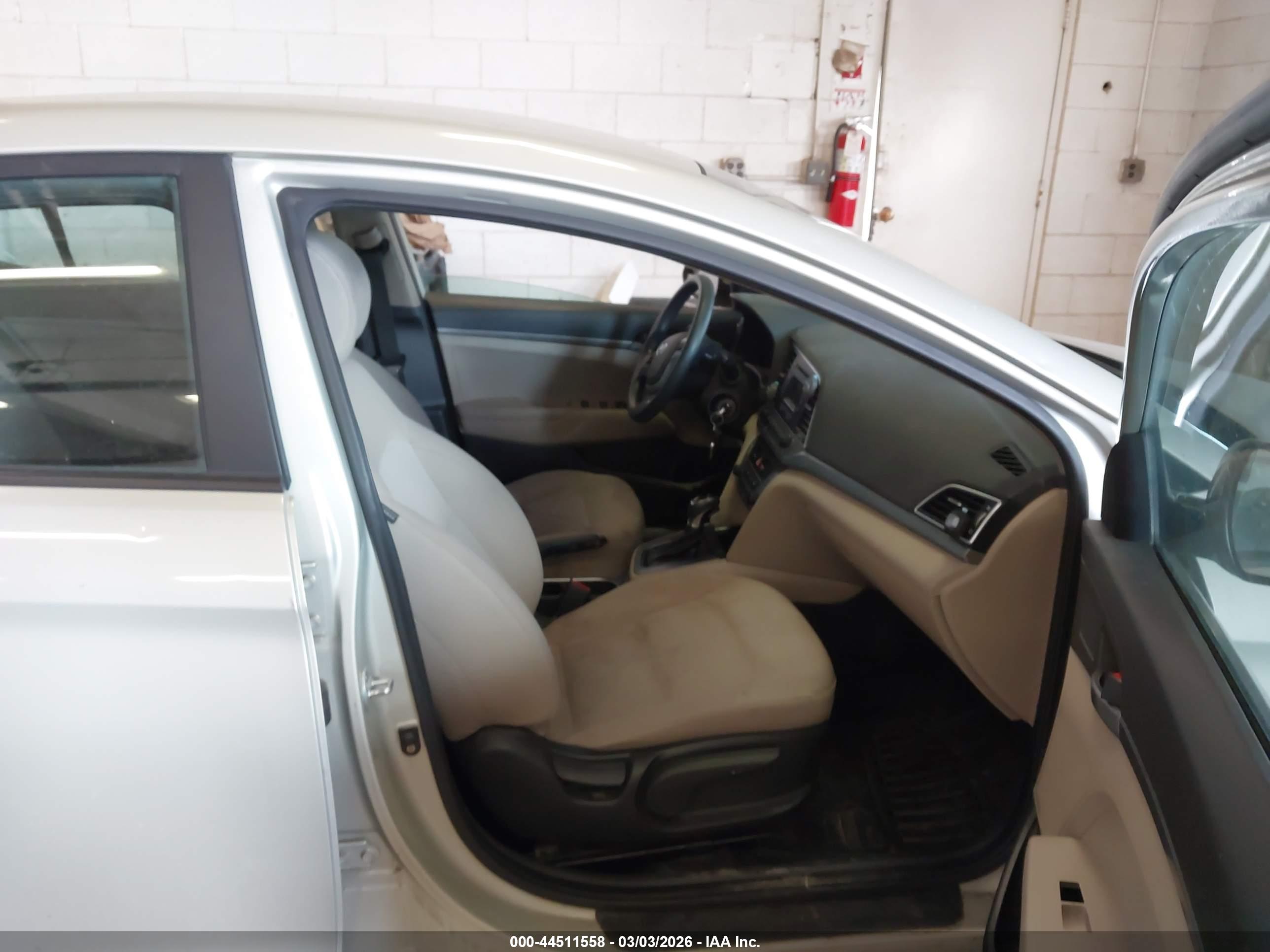 HYUNDAI ELANTRA image 5