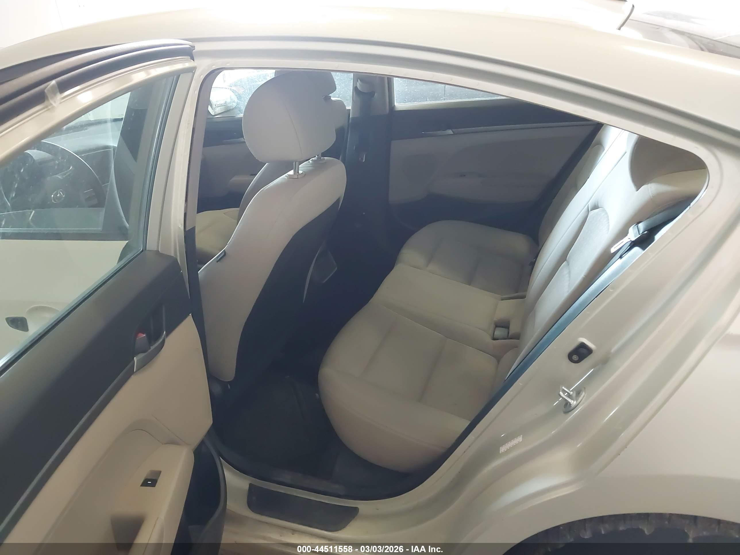 HYUNDAI ELANTRA image 8