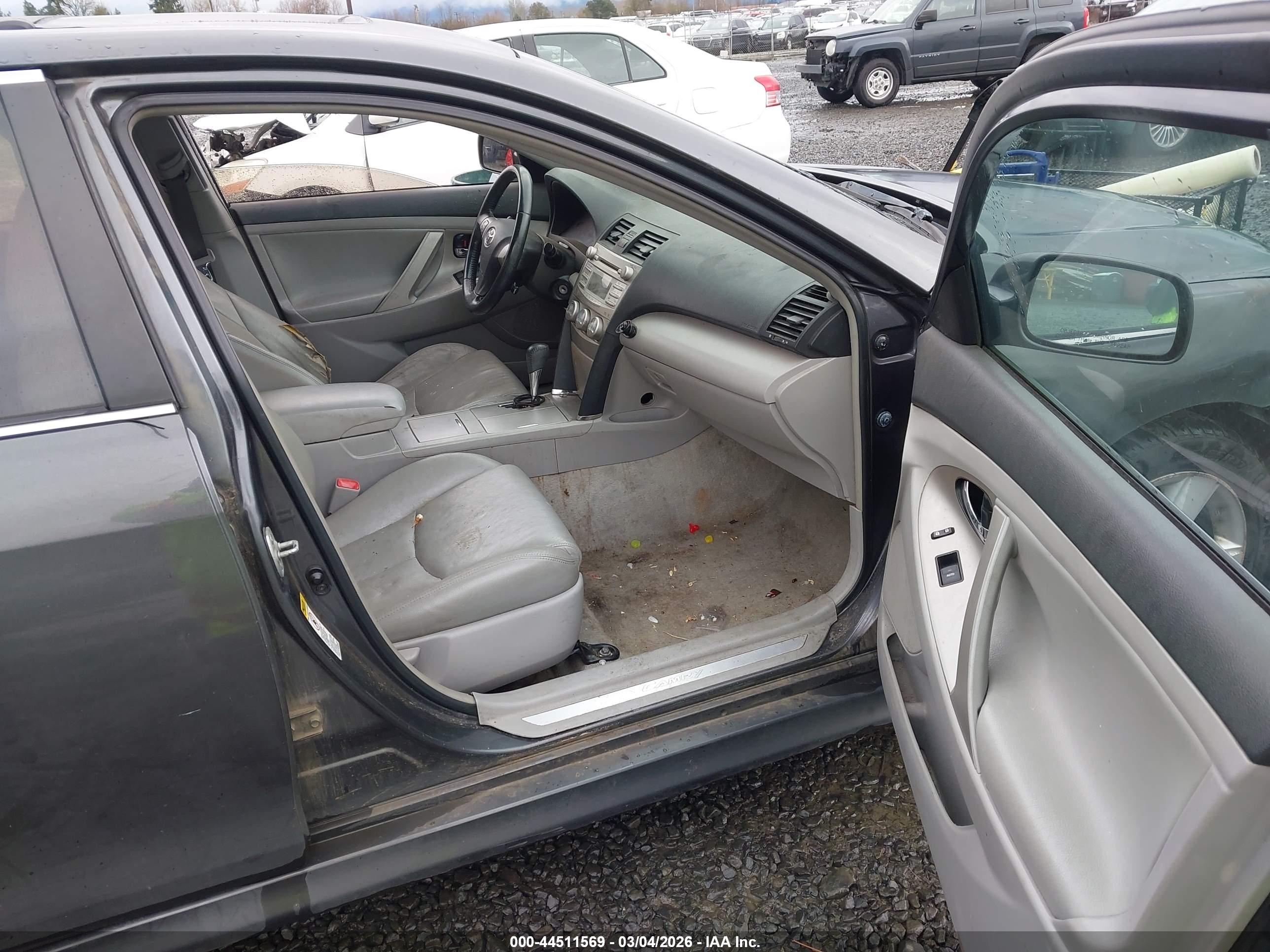 TOYOTA CAMRY image 5