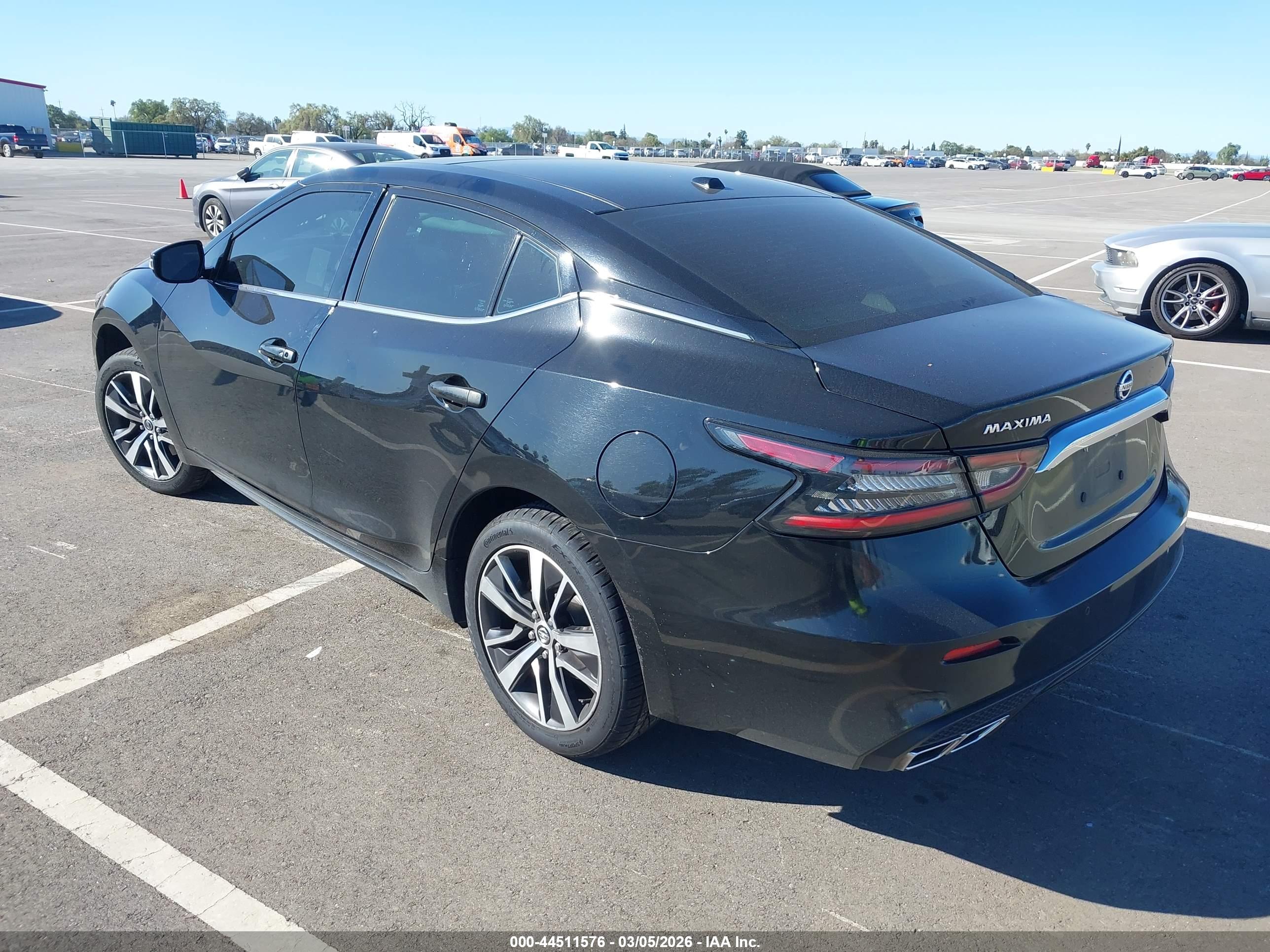 NISSAN MAXIMA image 3