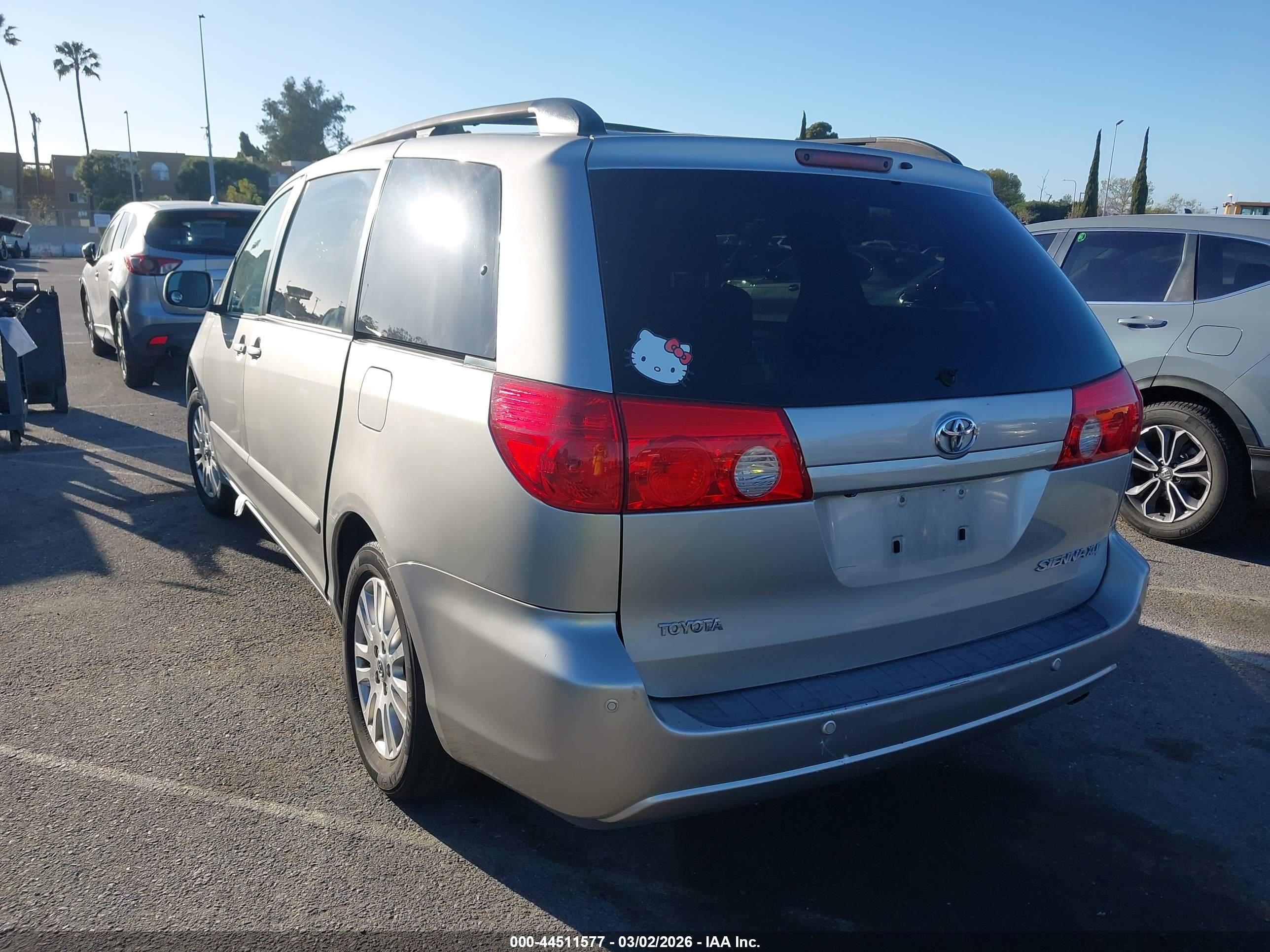 TOYOTA SIENNA image 3