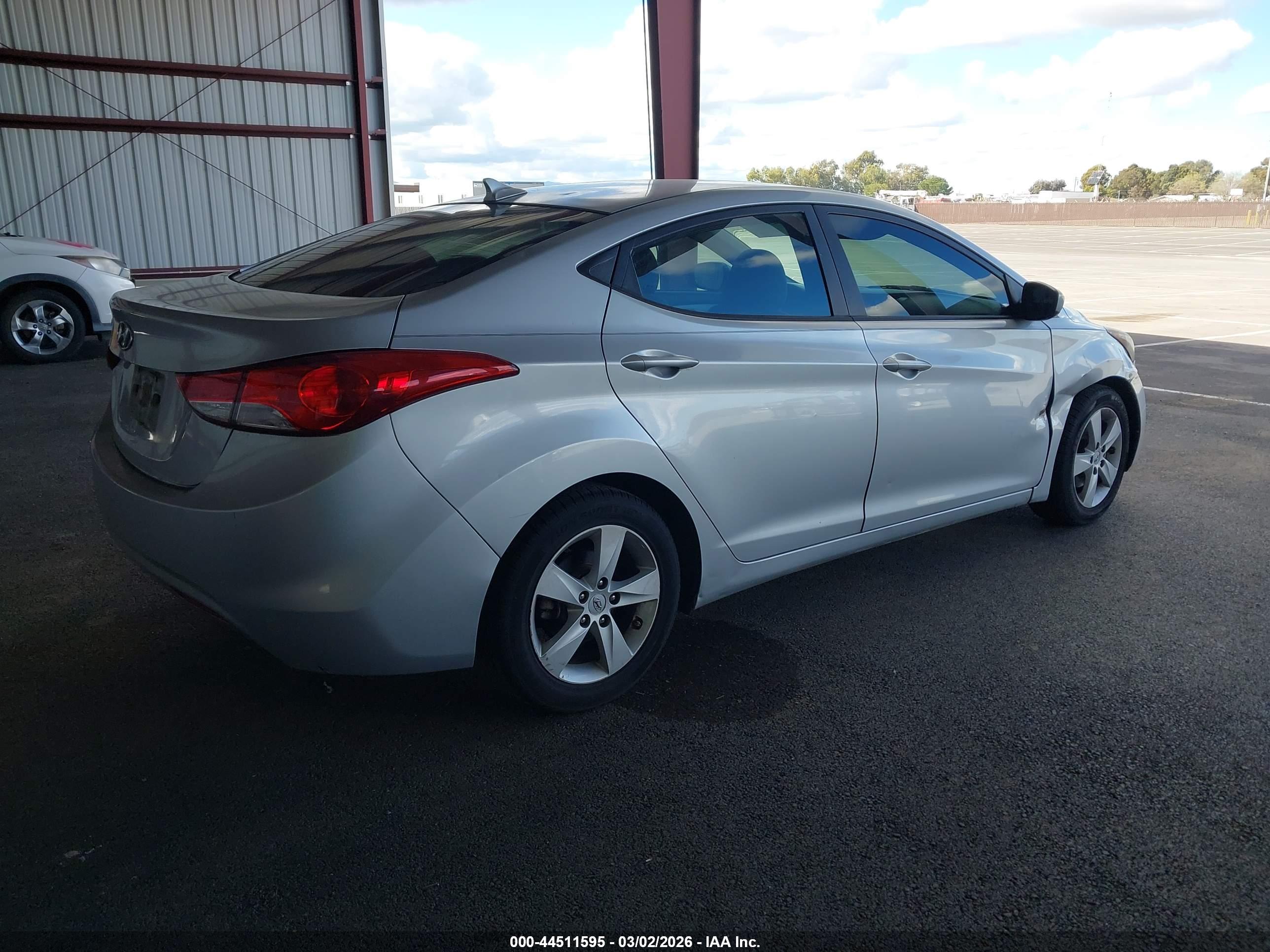 HYUNDAI ELANTRA image 4