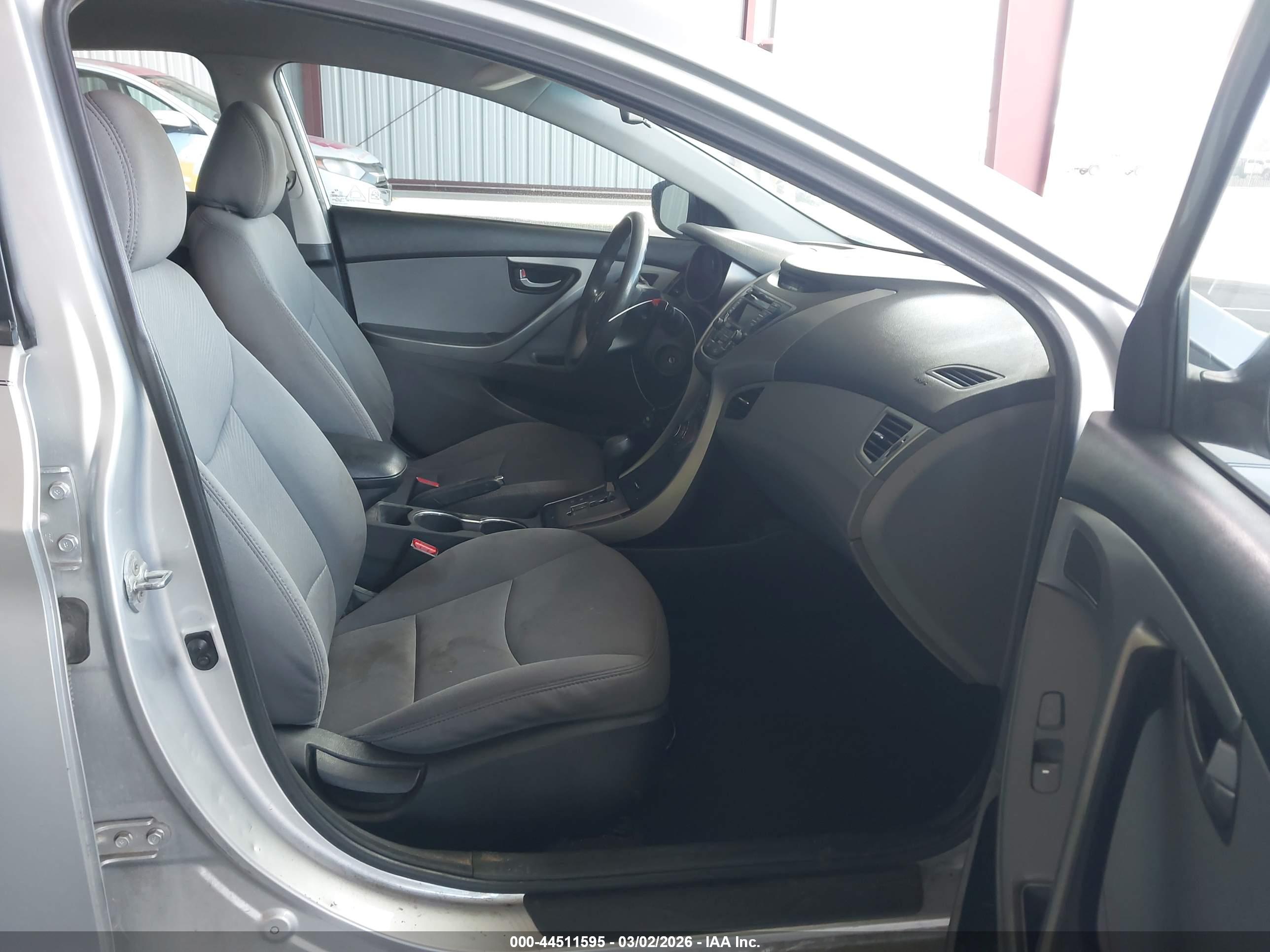 HYUNDAI ELANTRA image 5