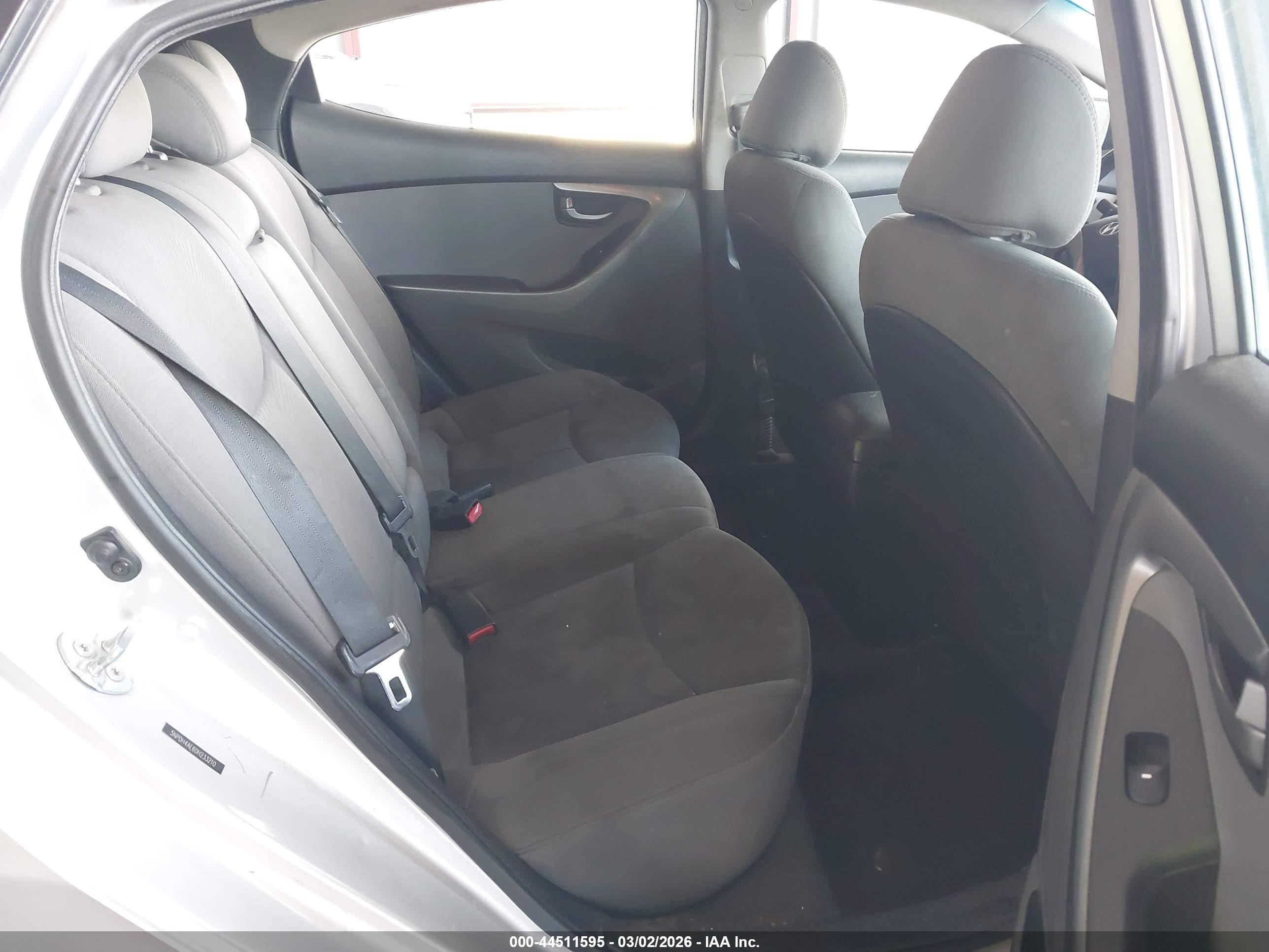 HYUNDAI ELANTRA image 8
