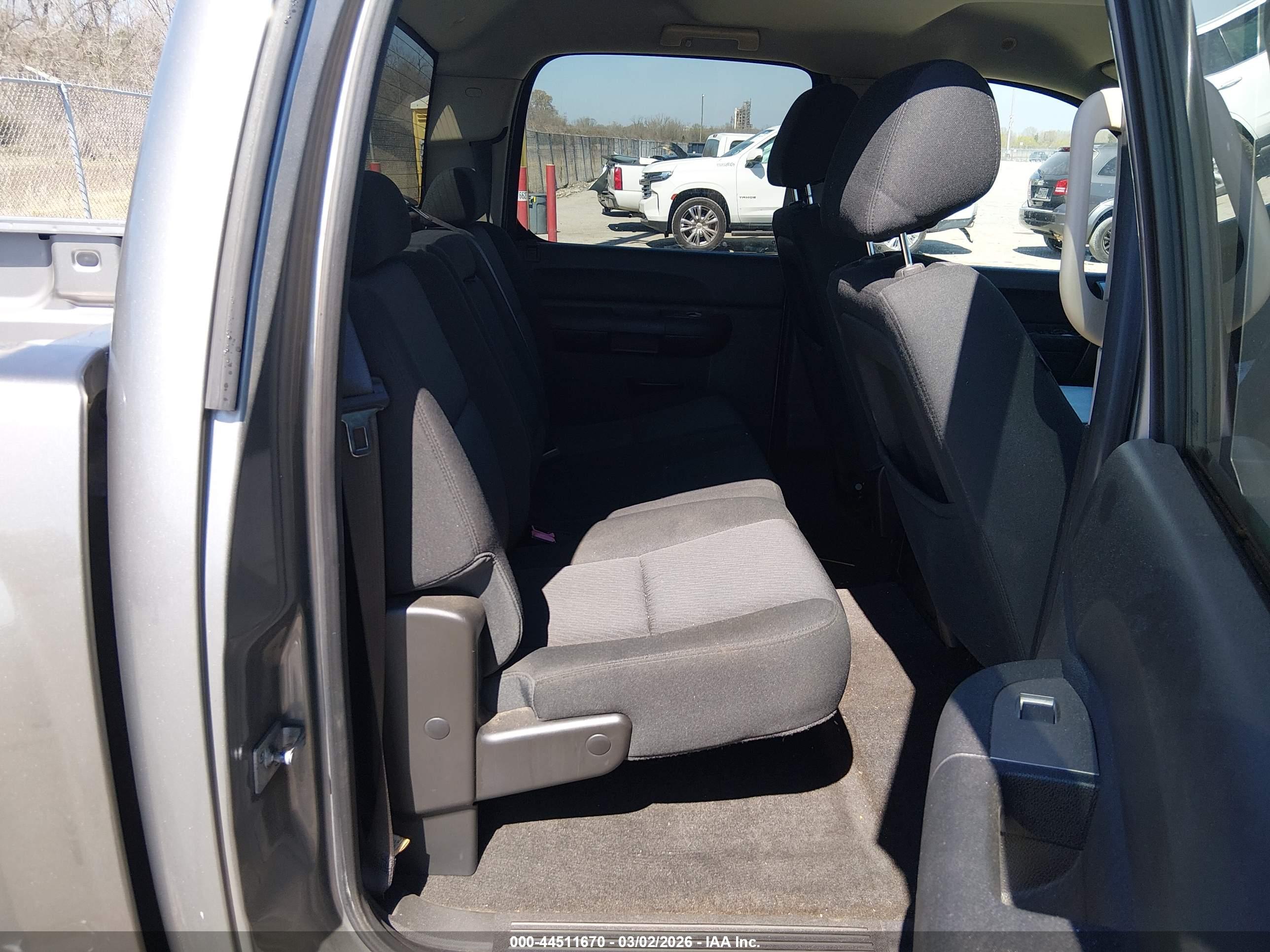 CHEVROLET SILVERADO image 8
