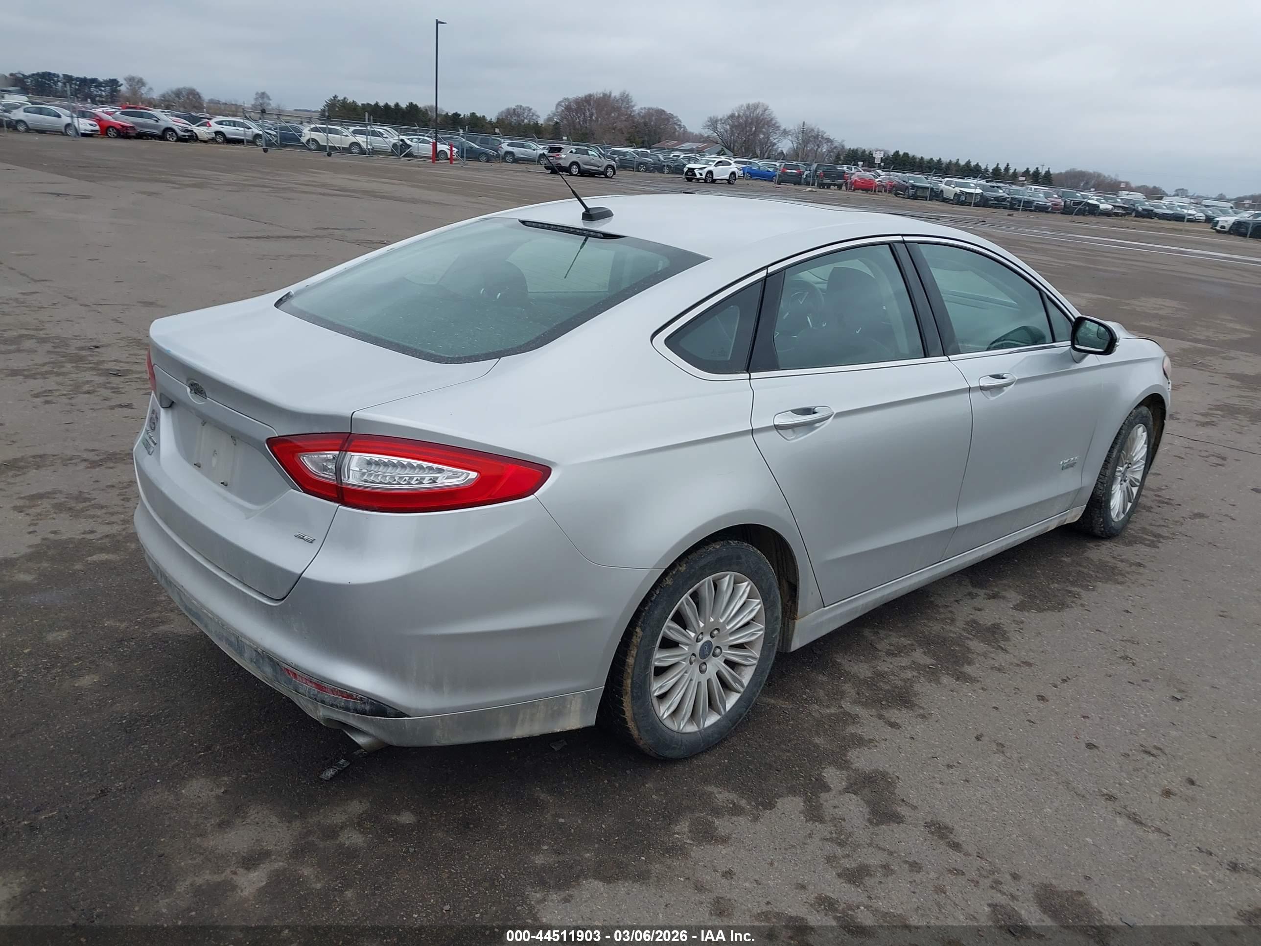 FORD FUSION image 4