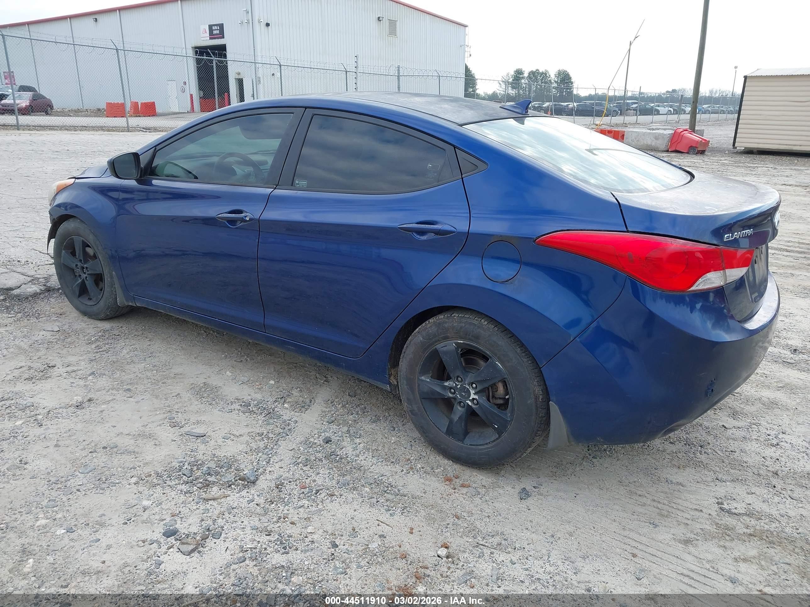 HYUNDAI ELANTRA image 3