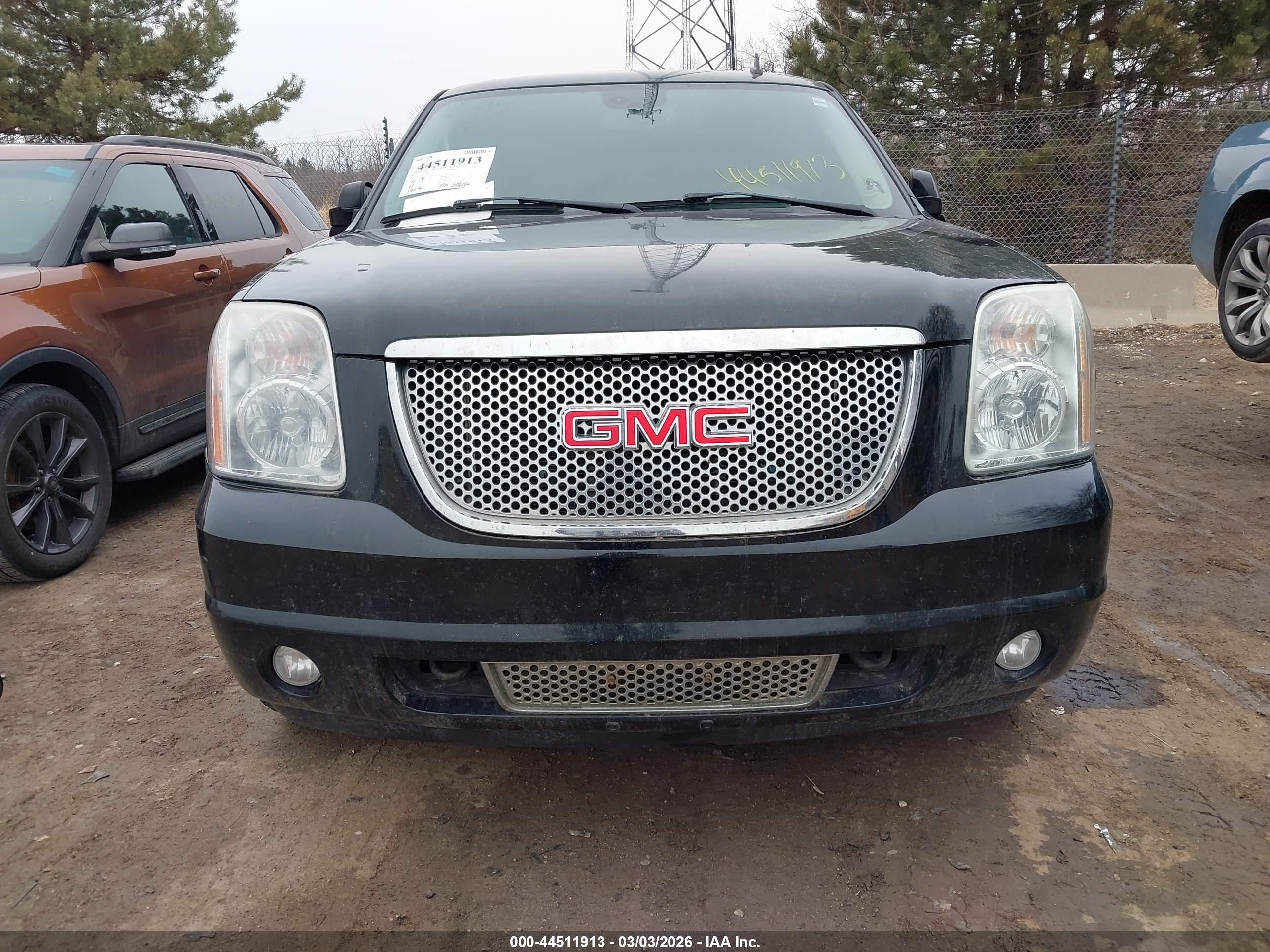 GMC YUKON image 6