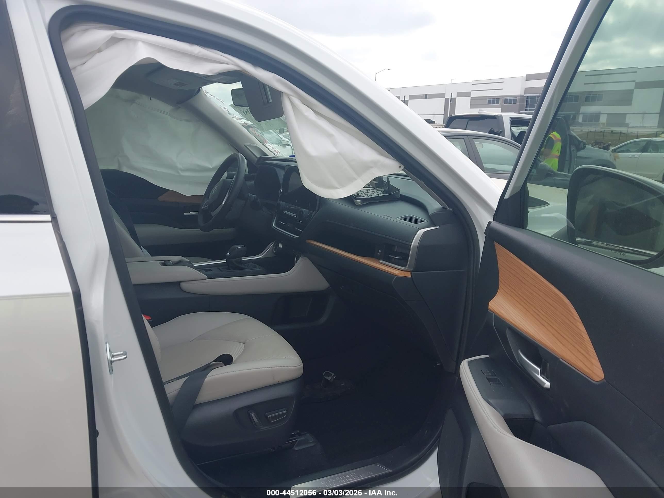 TOYOTA GRAND image 5