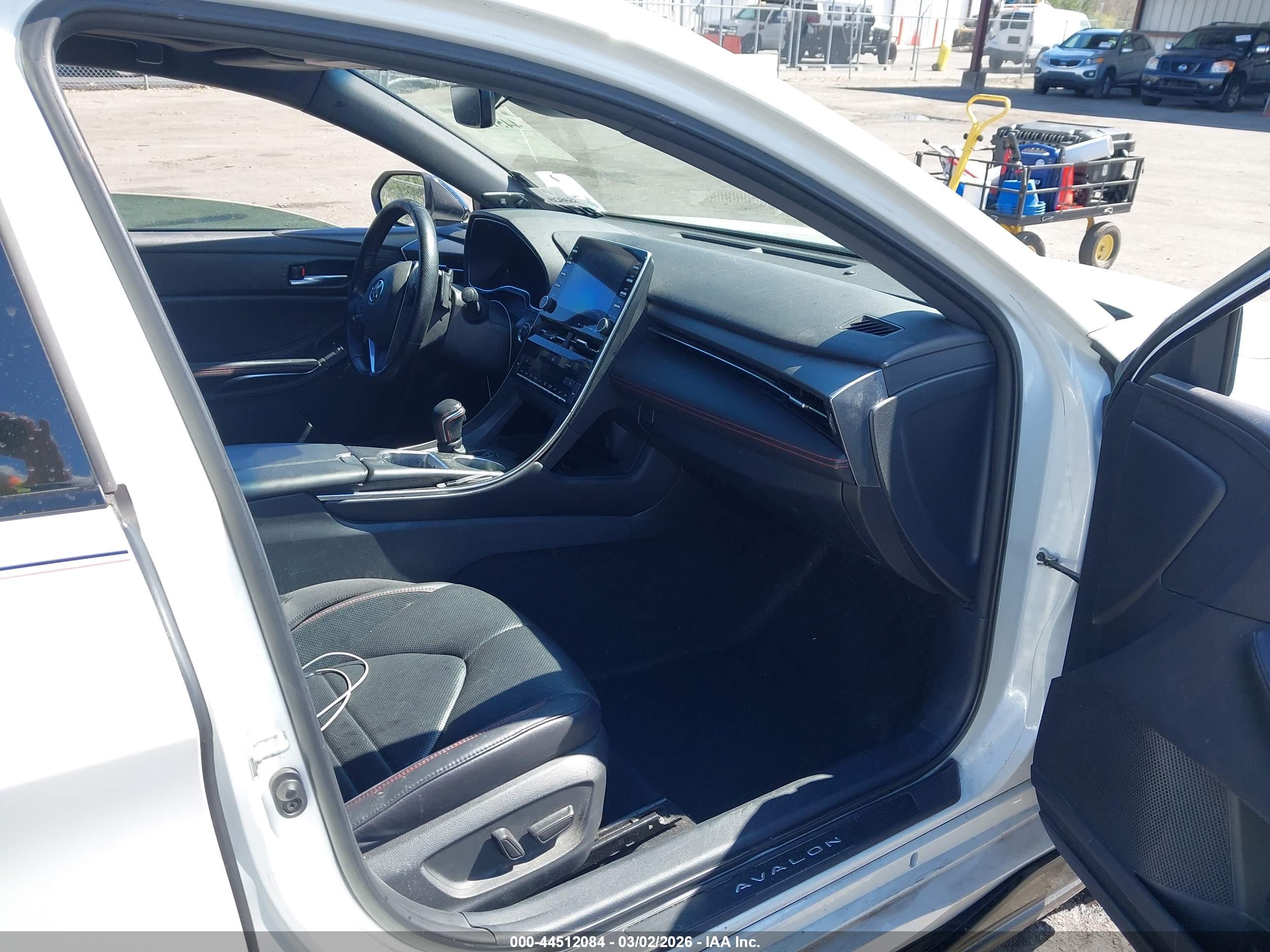 TOYOTA AVALON image 5