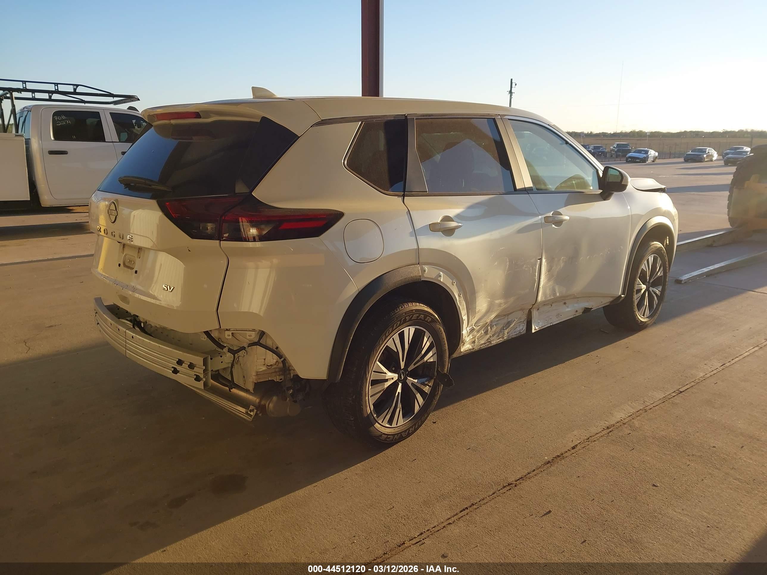 NISSAN ROGUE image 4