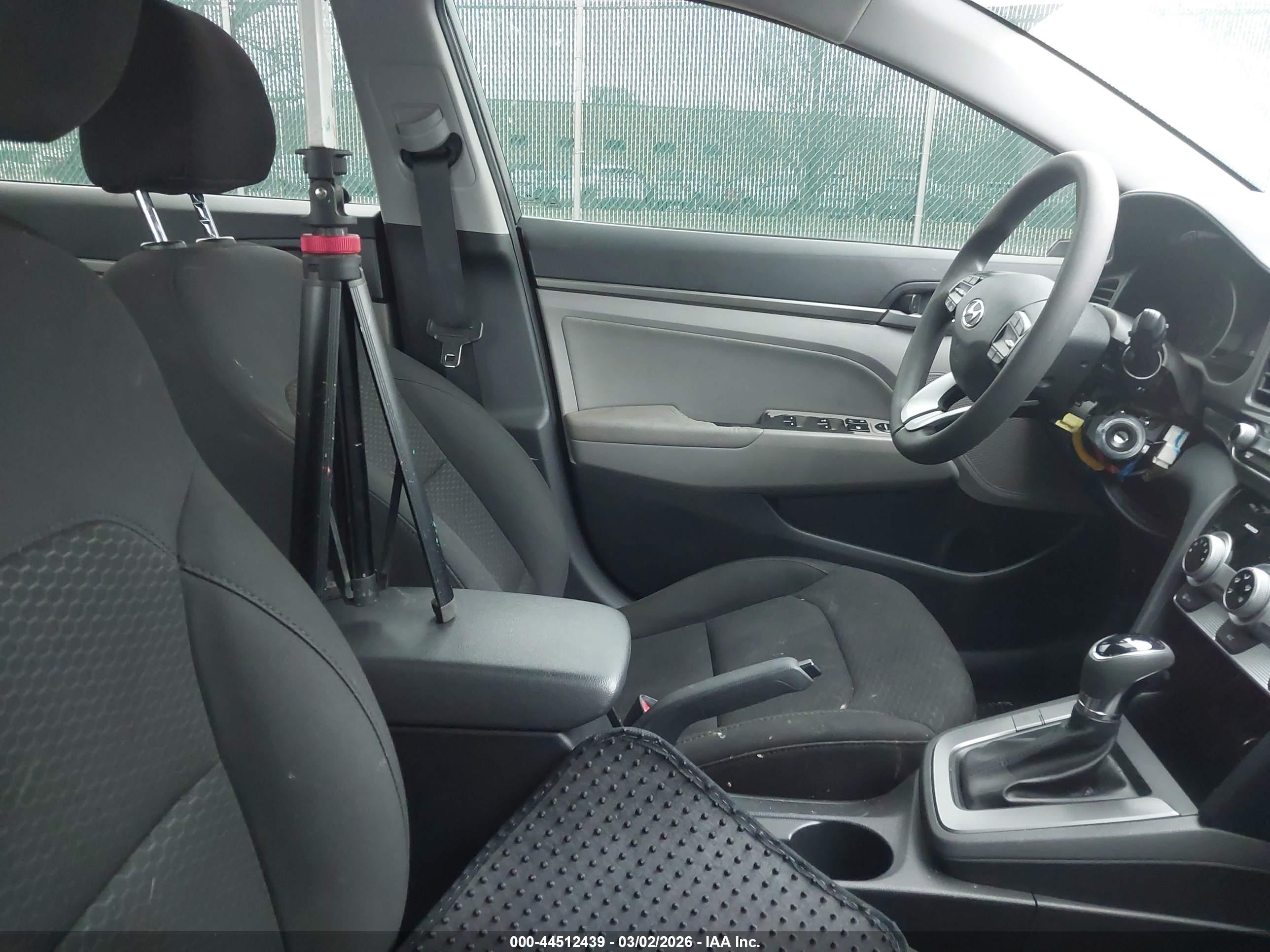 HYUNDAI ELANTRA image 5