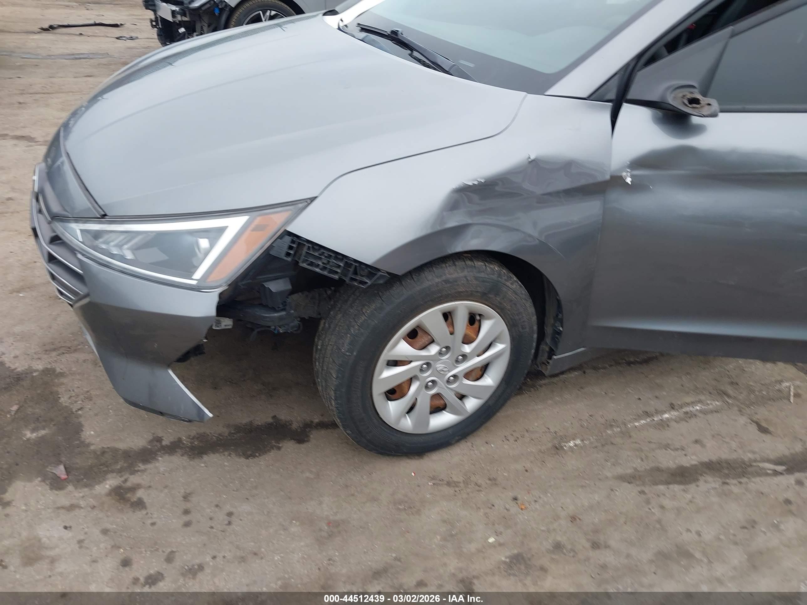 HYUNDAI ELANTRA image 6