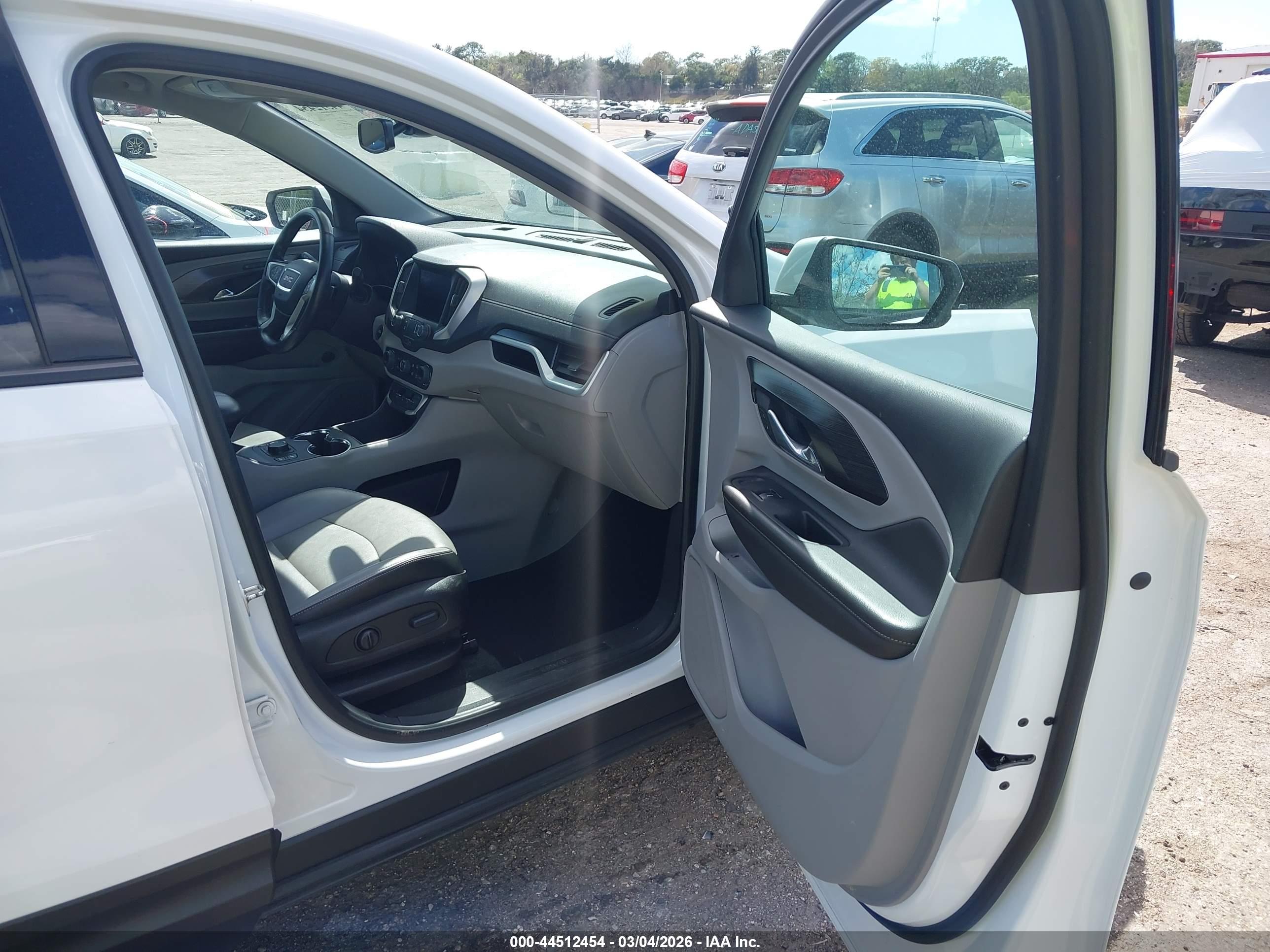 GMC TERRAIN image 5