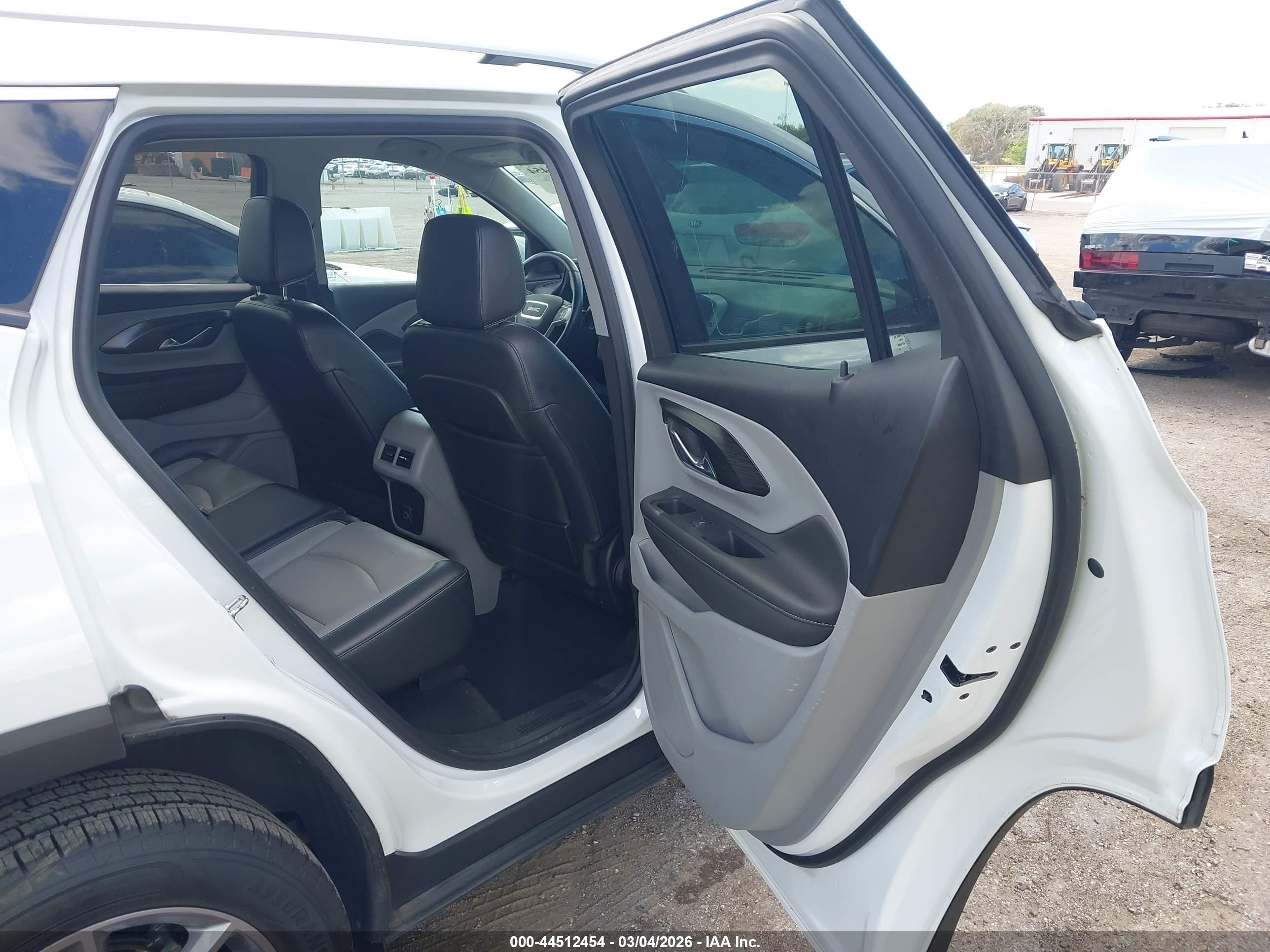 GMC TERRAIN image 8
