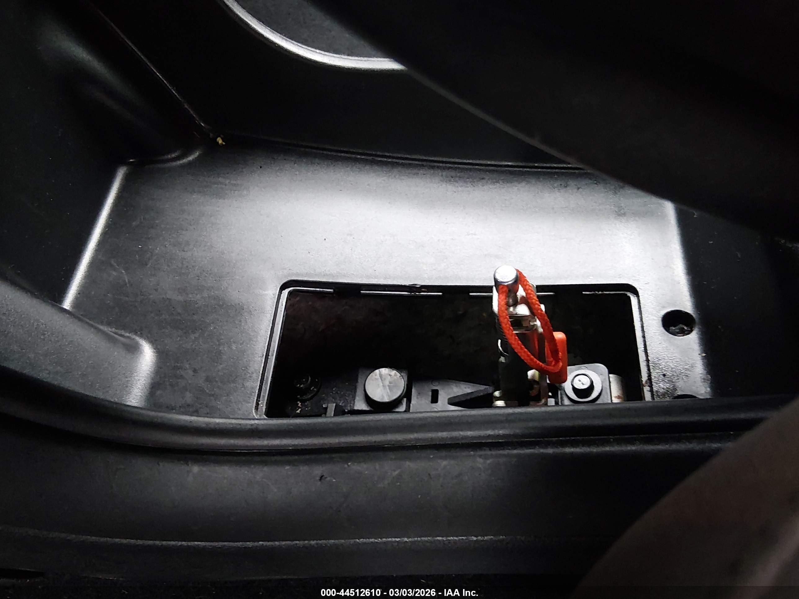 CHRYSLER 200 image 6