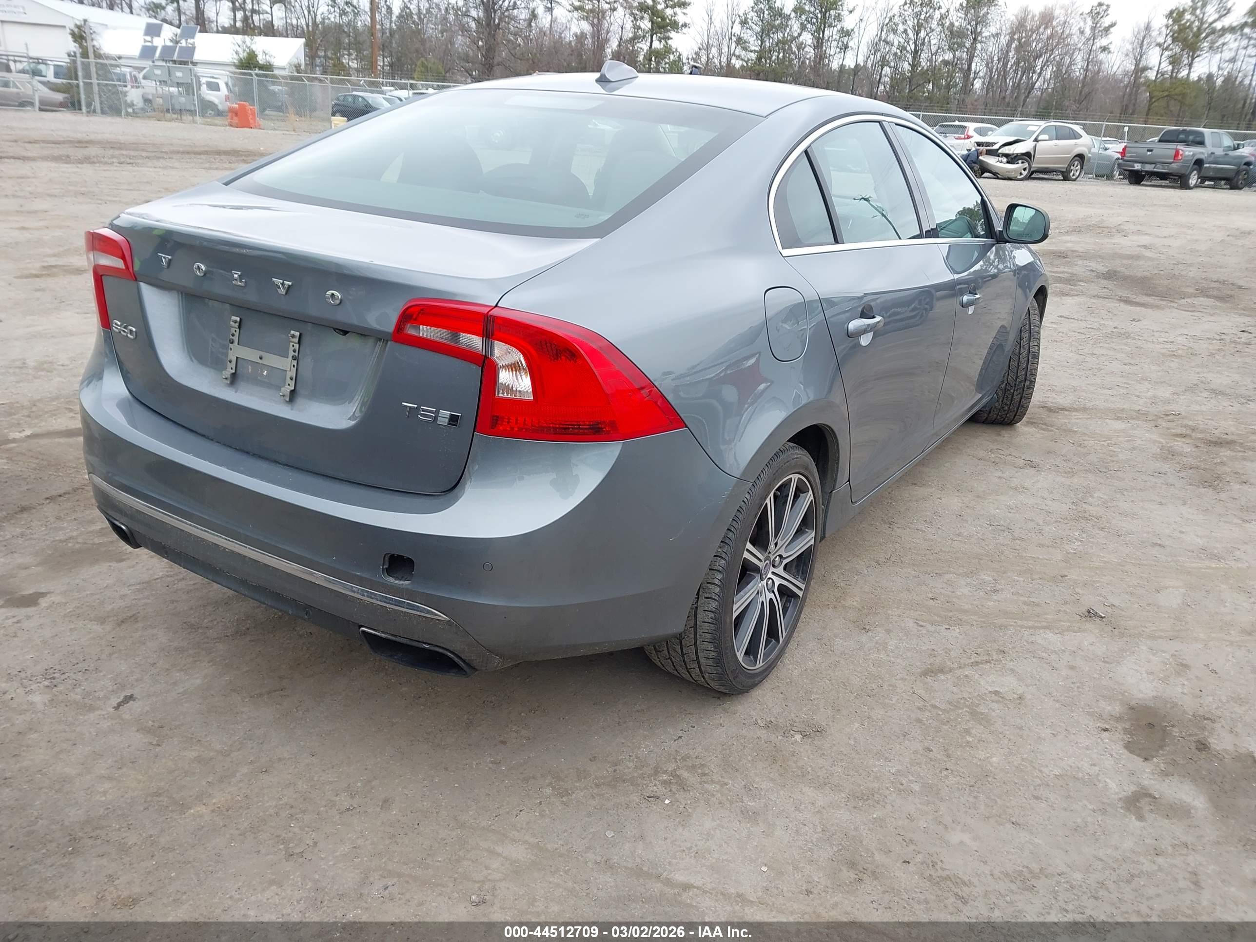 VOLVO S60 image 4