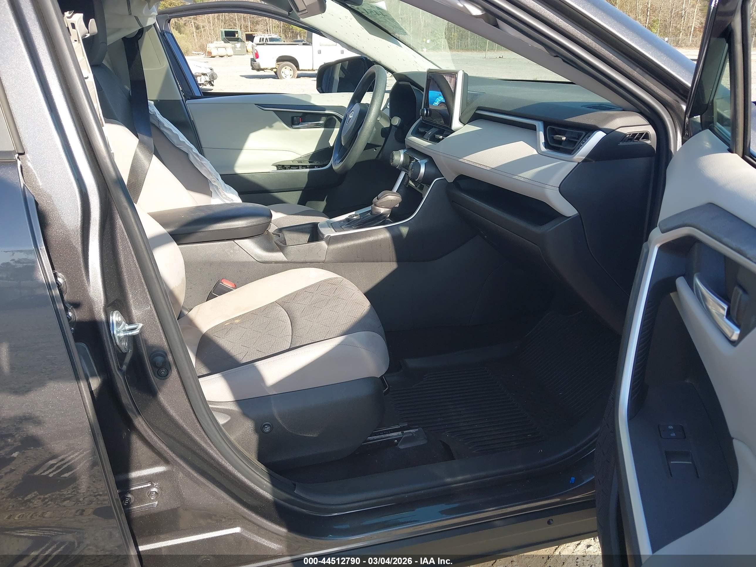 TOYOTA RAV4 image 5