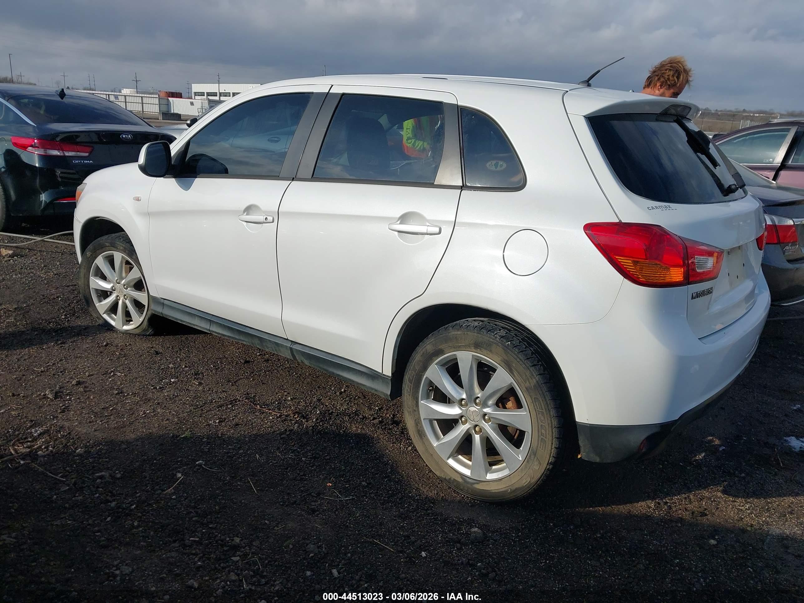 MITSUBISHI OUTLANDER image 3