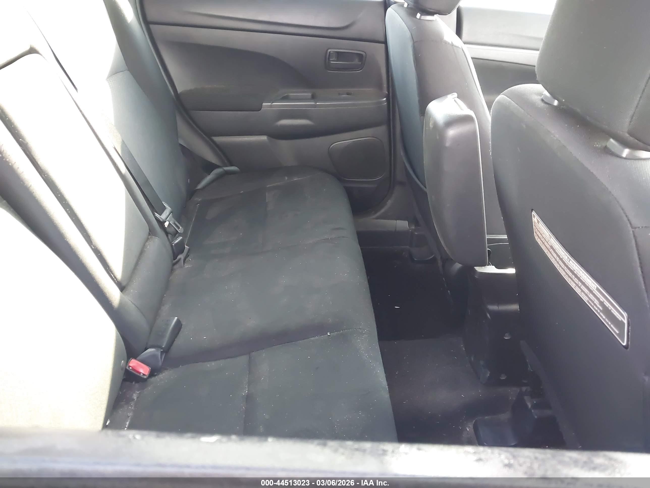 MITSUBISHI OUTLANDER image 8