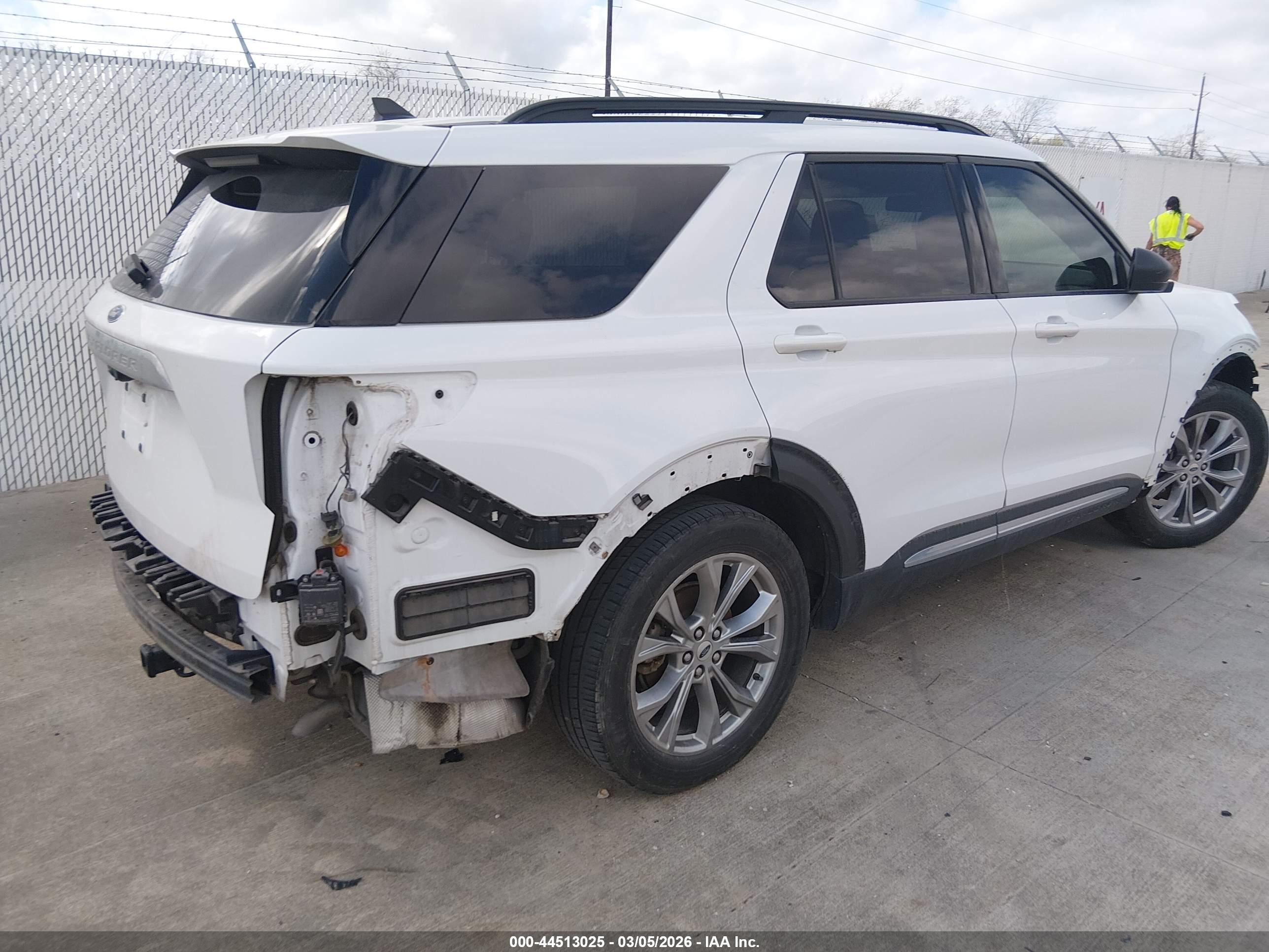 FORD EXPLORER image 4