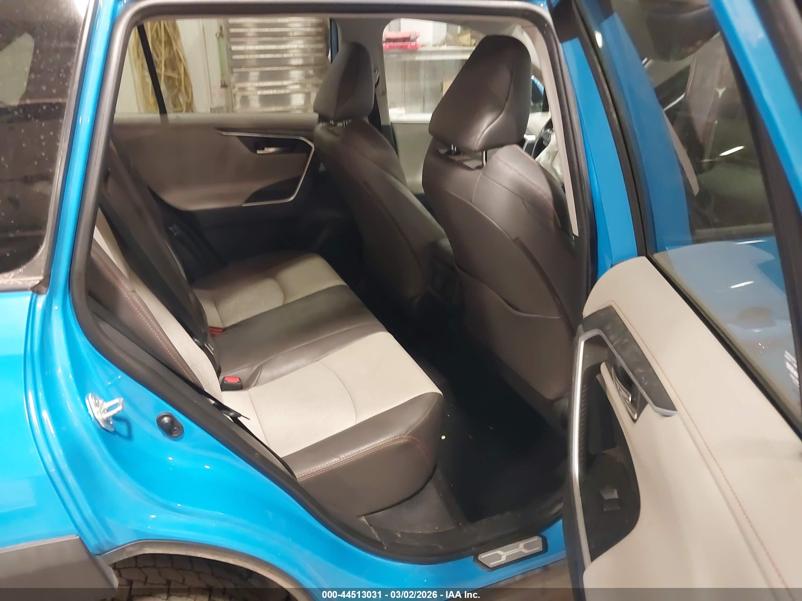 TOYOTA RAV4 image 8