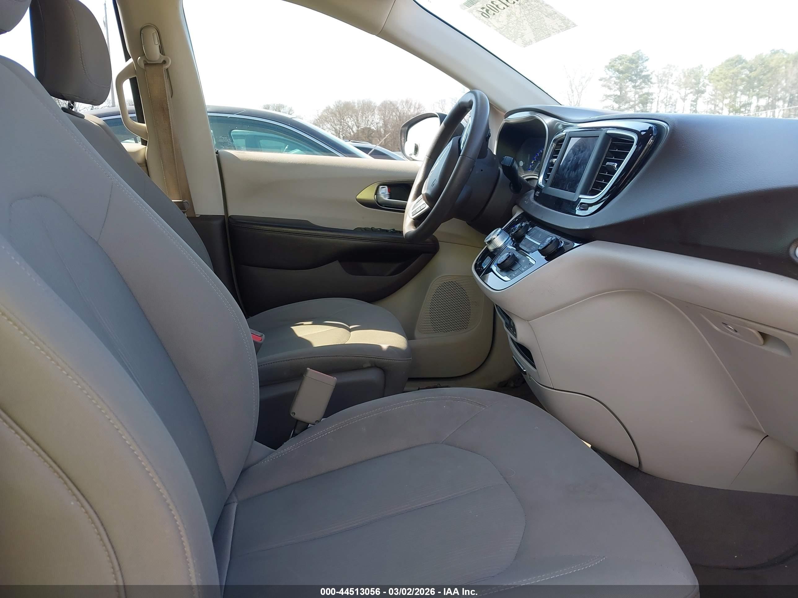 CHRYSLER PACIFICA image 5