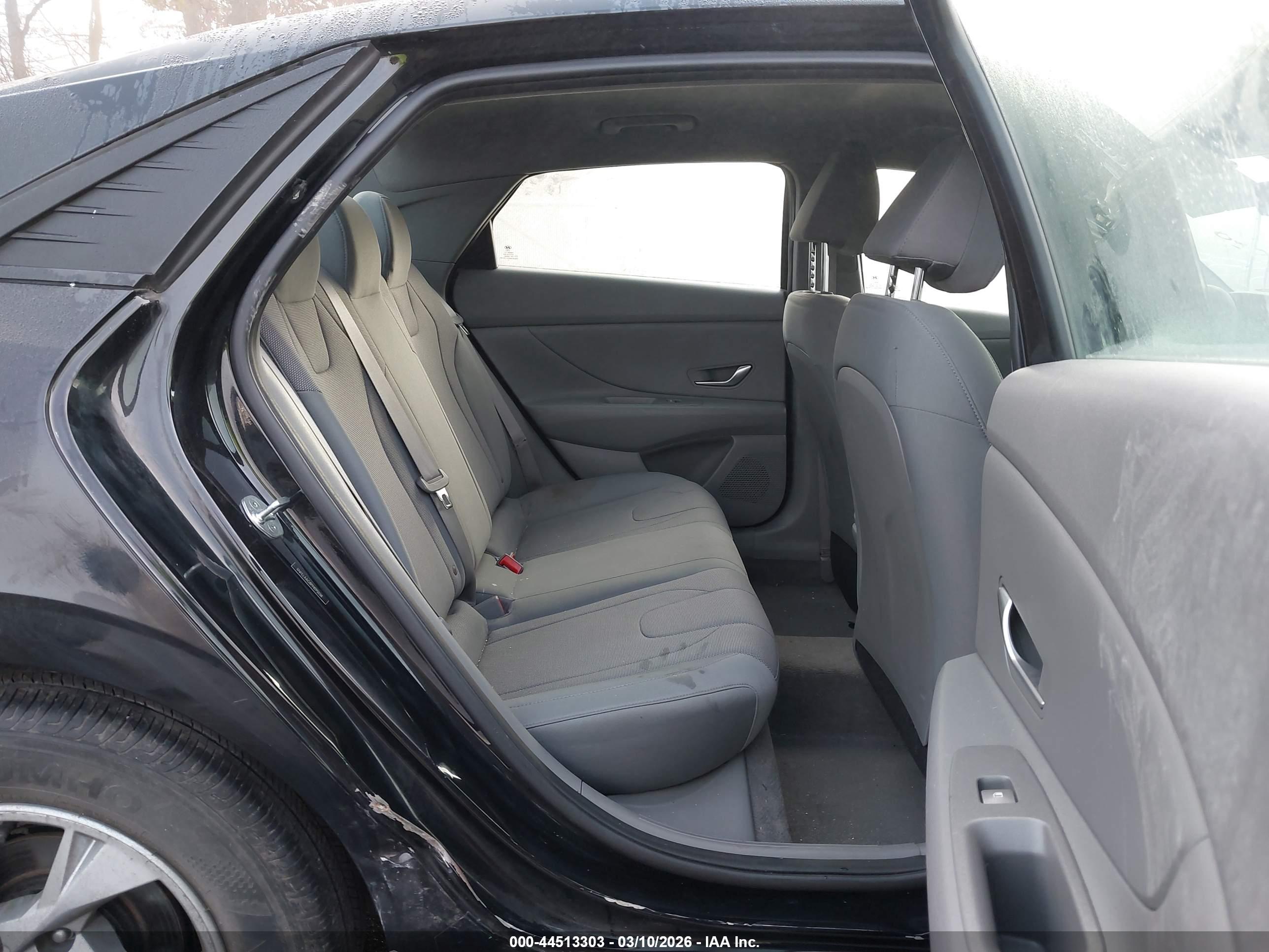 HYUNDAI ELANTRA image 8