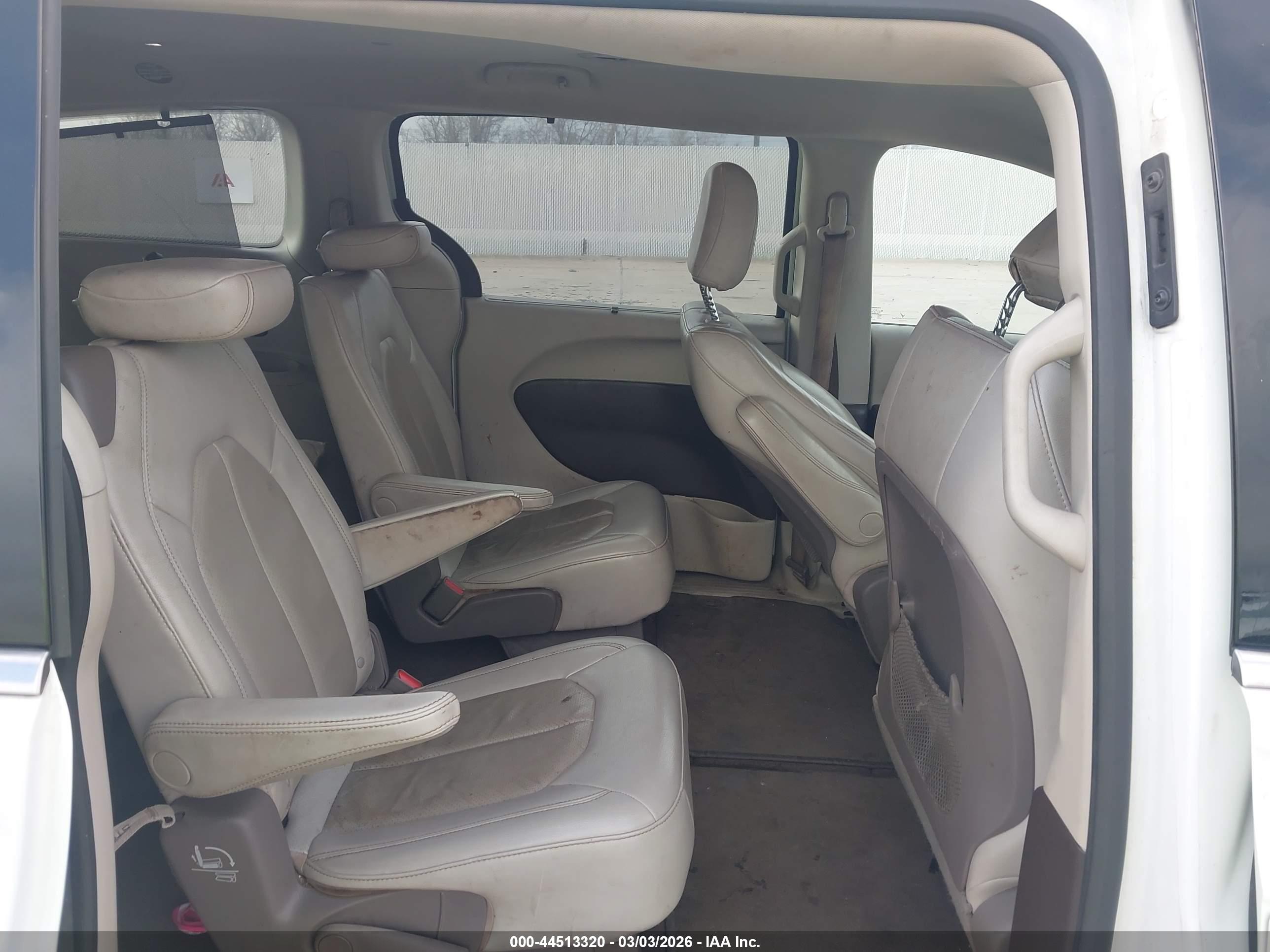 CHRYSLER PACIFICA image 8