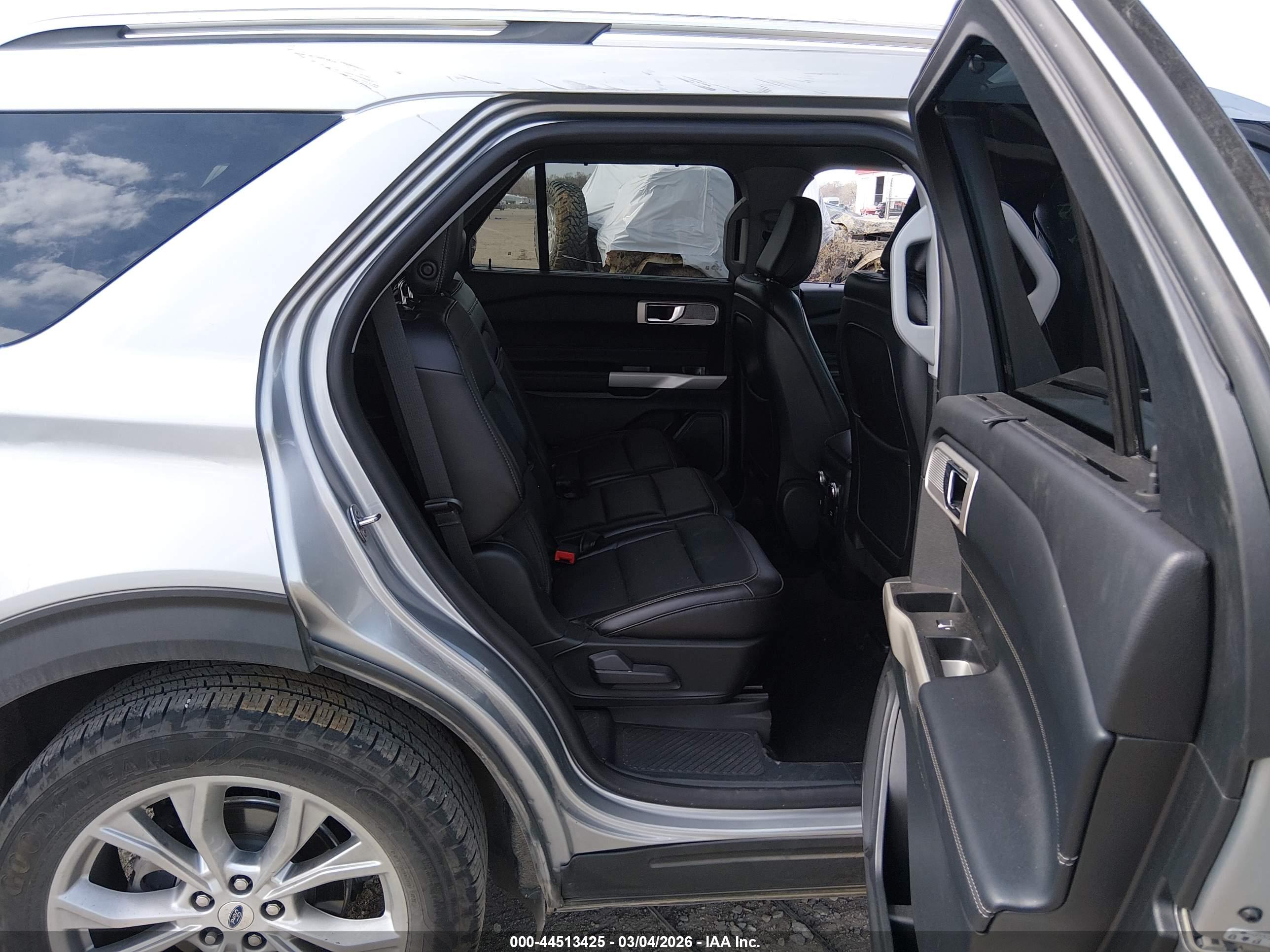 FORD EXPLORER image 8