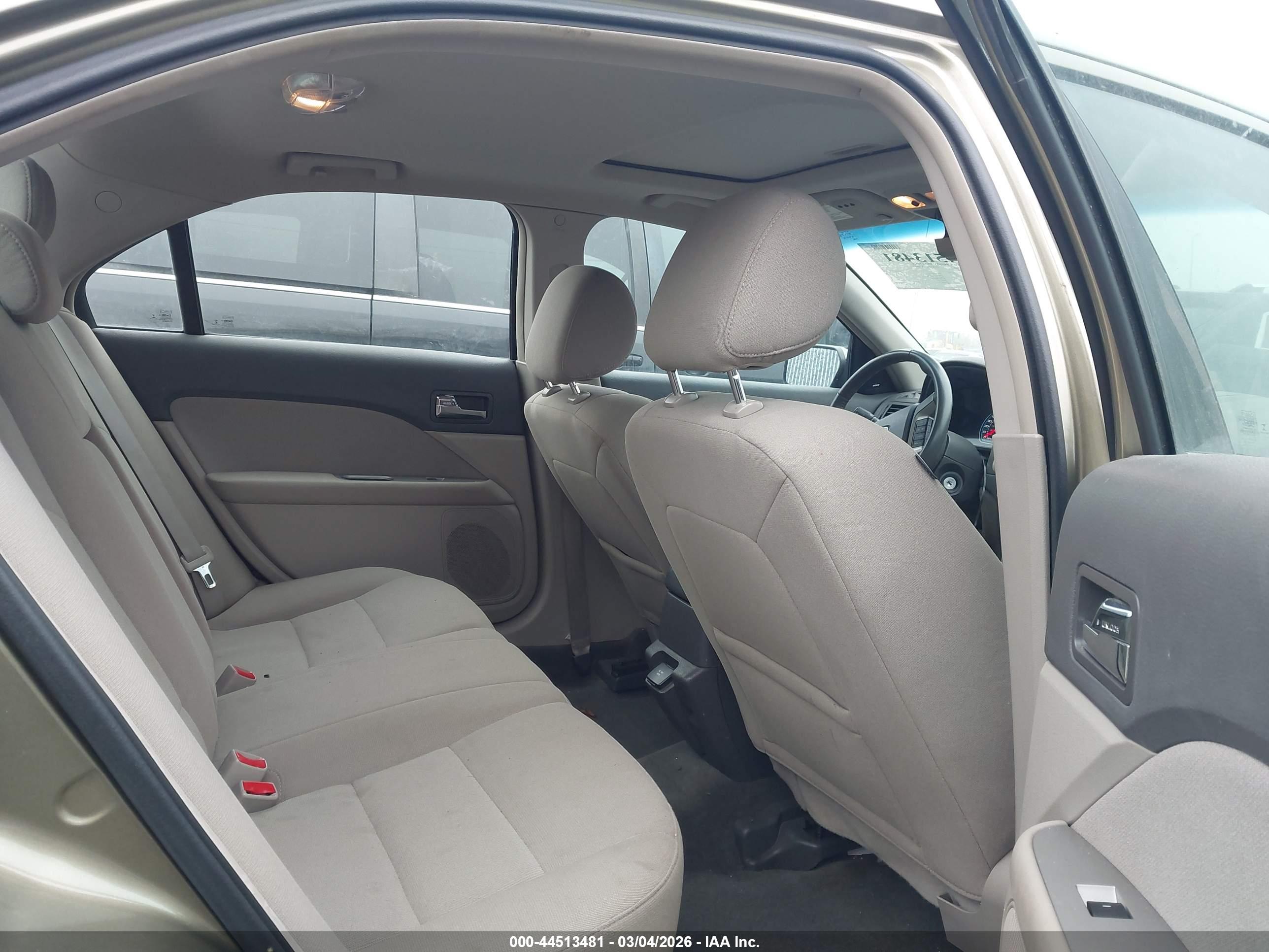 FORD FUSION image 8