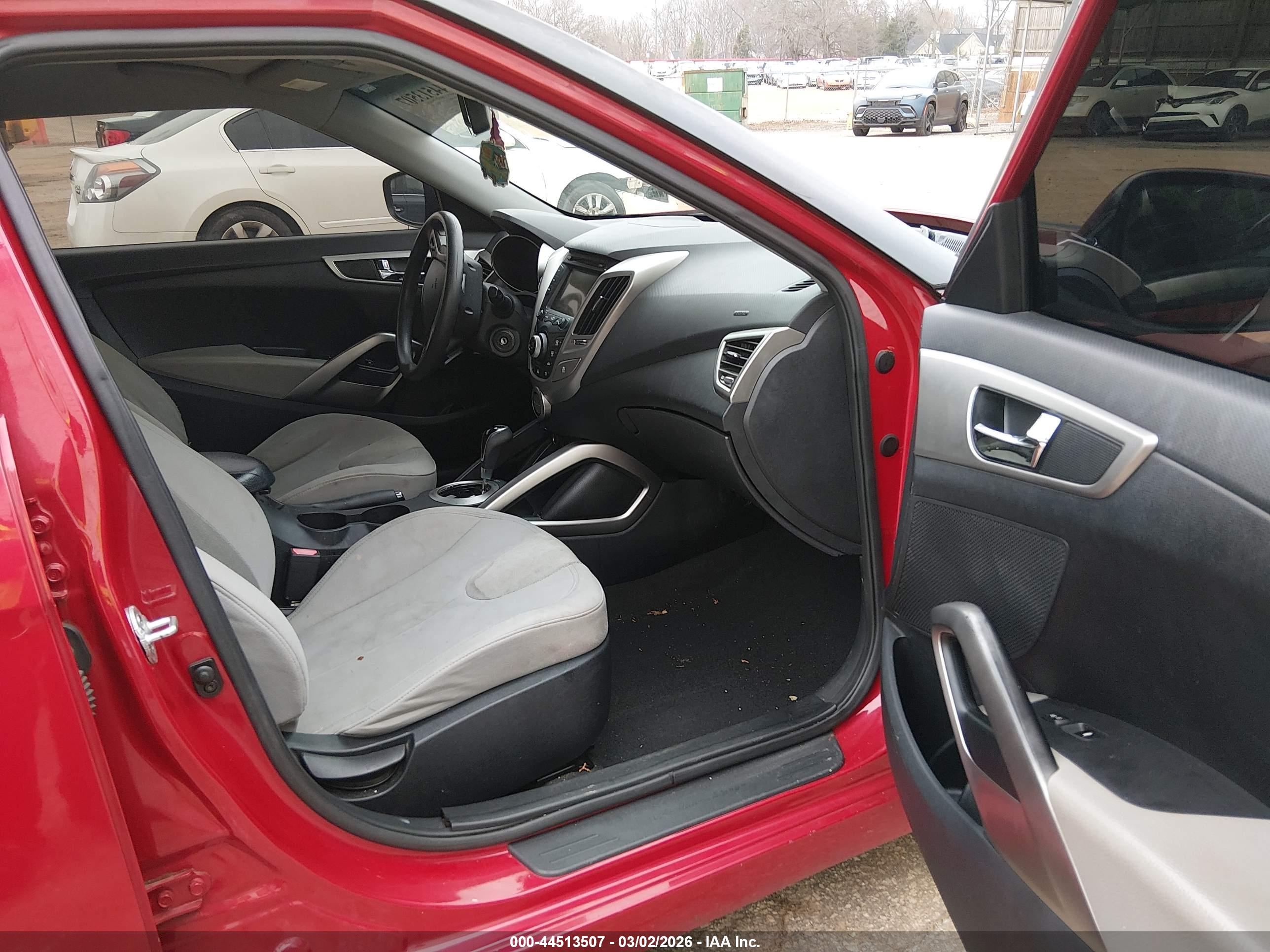 HYUNDAI VELOSTER image 5
