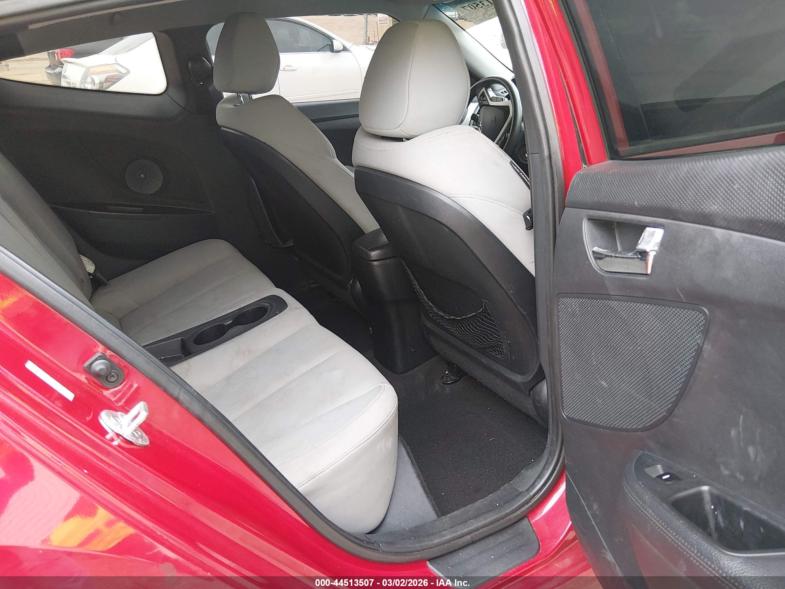 HYUNDAI VELOSTER image 8