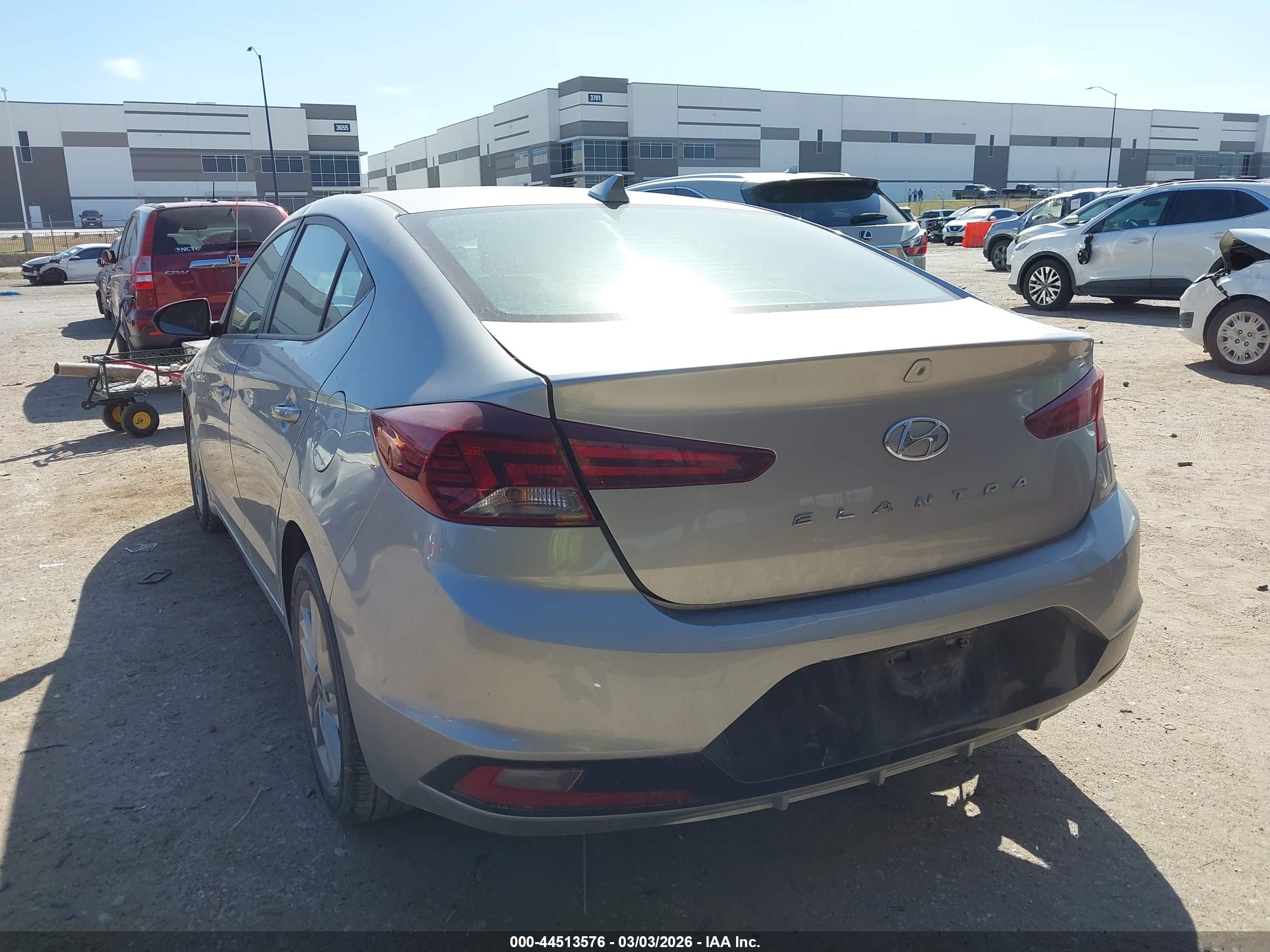 HYUNDAI ELANTRA image 3