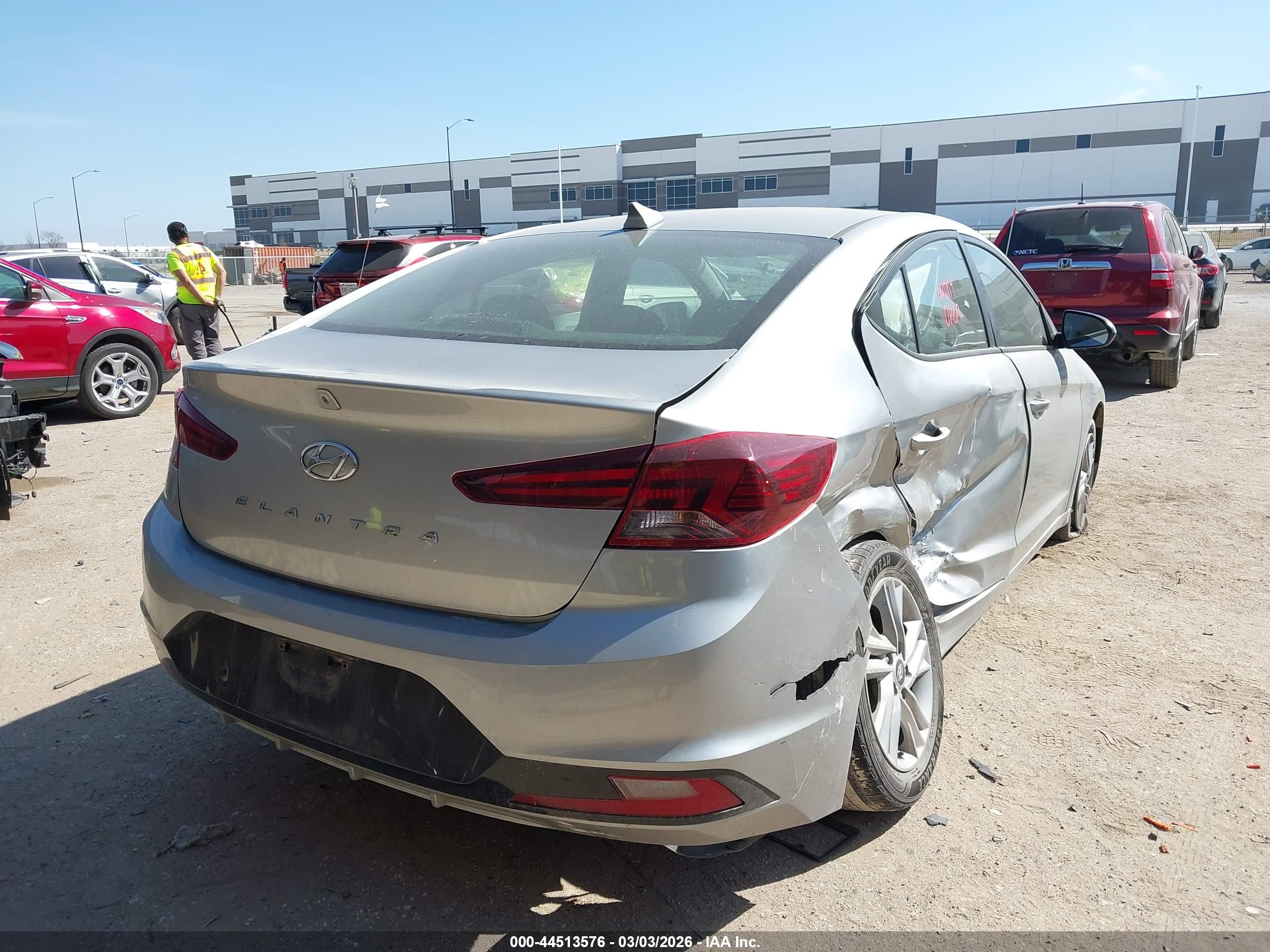 HYUNDAI ELANTRA image 4