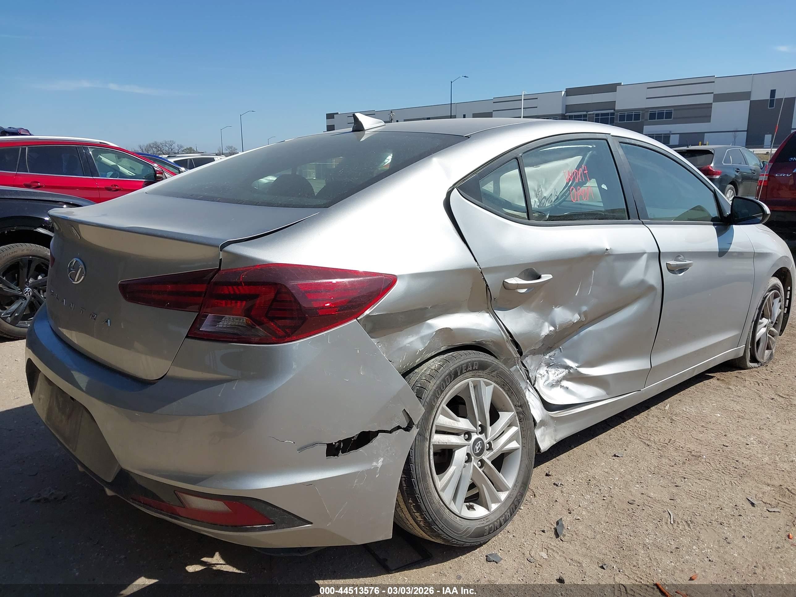 HYUNDAI ELANTRA image 6