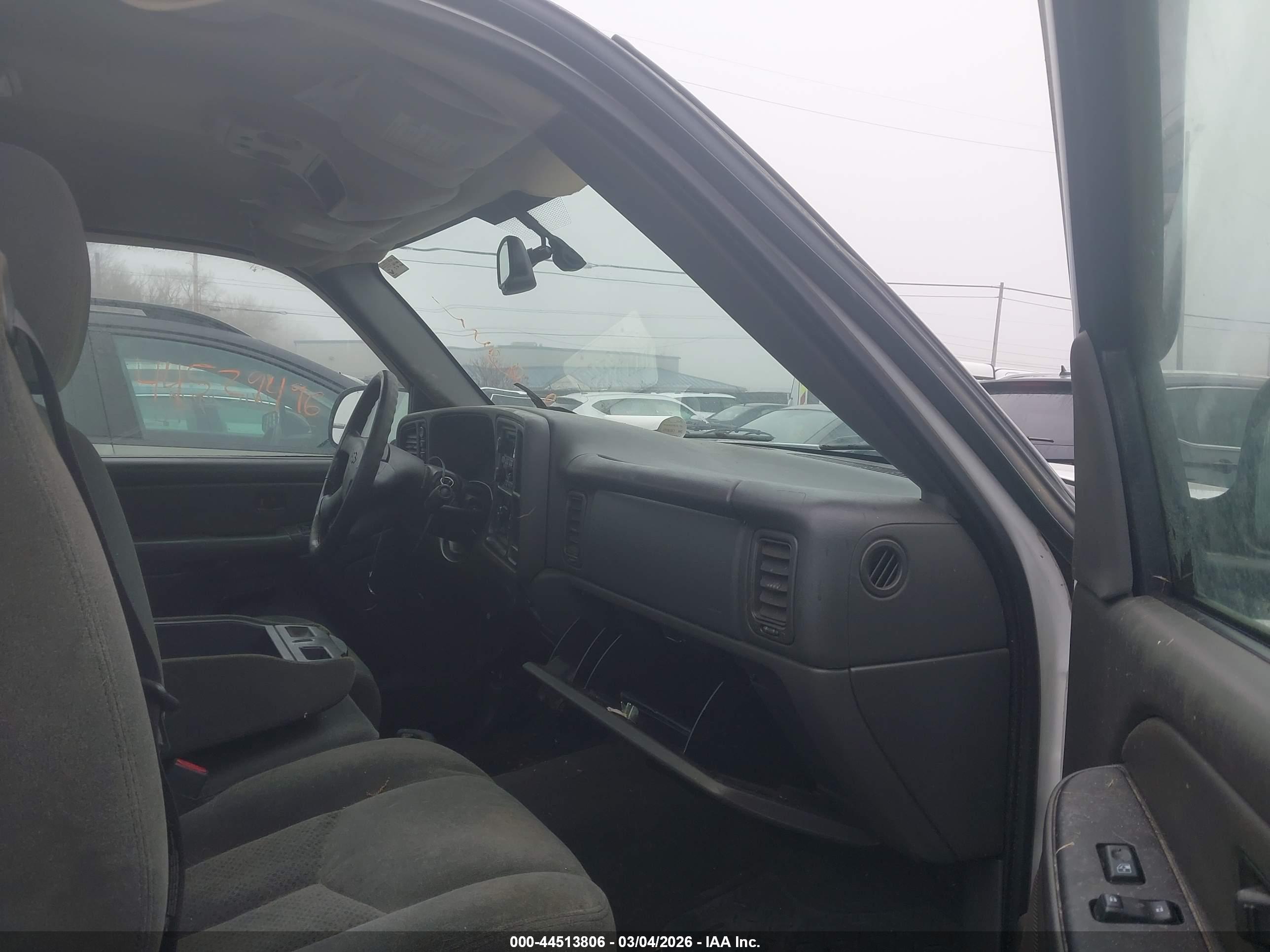 CHEVROLET SILVERADO image 5